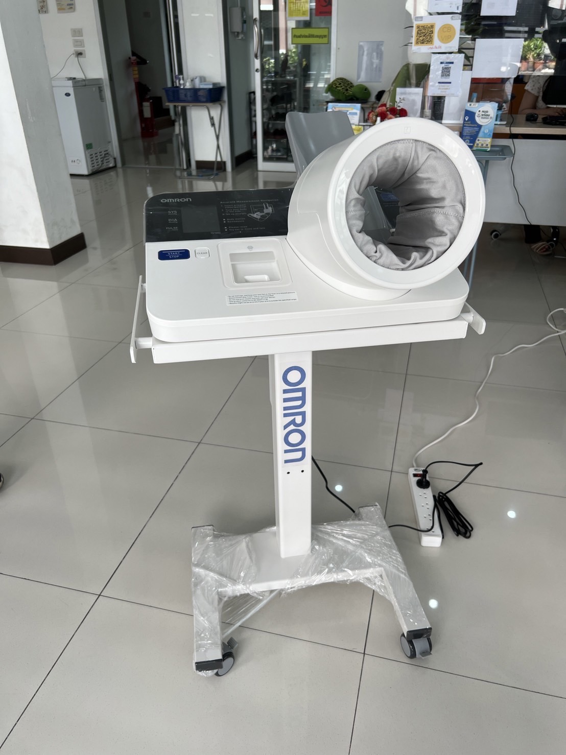 เครื่องวัดความดันโลหิตอัตโนมัติชนิดสอดแขน OMRON HBP-9030 + พร้อมรถเข็นขาตั้งครบชุด + แถมฟรีกระดาษบันทึกผล รับประกัน 1 ปี ผลิตภัณฑ์ประเทศญี่ปุ่น