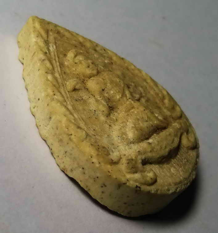 รหัสสินค้า พระเนื้อดิน เนื้อผง เนื้อว่าน 171 แม่นางกวักเนื้อผง พิมพ์หยดน้ำ ไม่ทราบที่