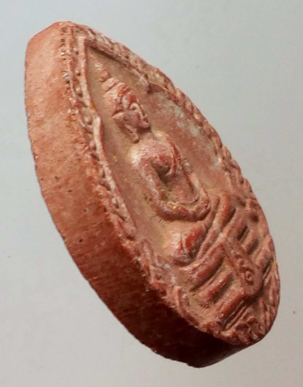 รหัสสินค้า พระไม่ทราบที่ 137 พระผงกลีบบัวหลวงพ่อโสธร ด้านหลังมีรอยปั๊มตรายาง แต่ไม่ชัด ไม่ทราบที่