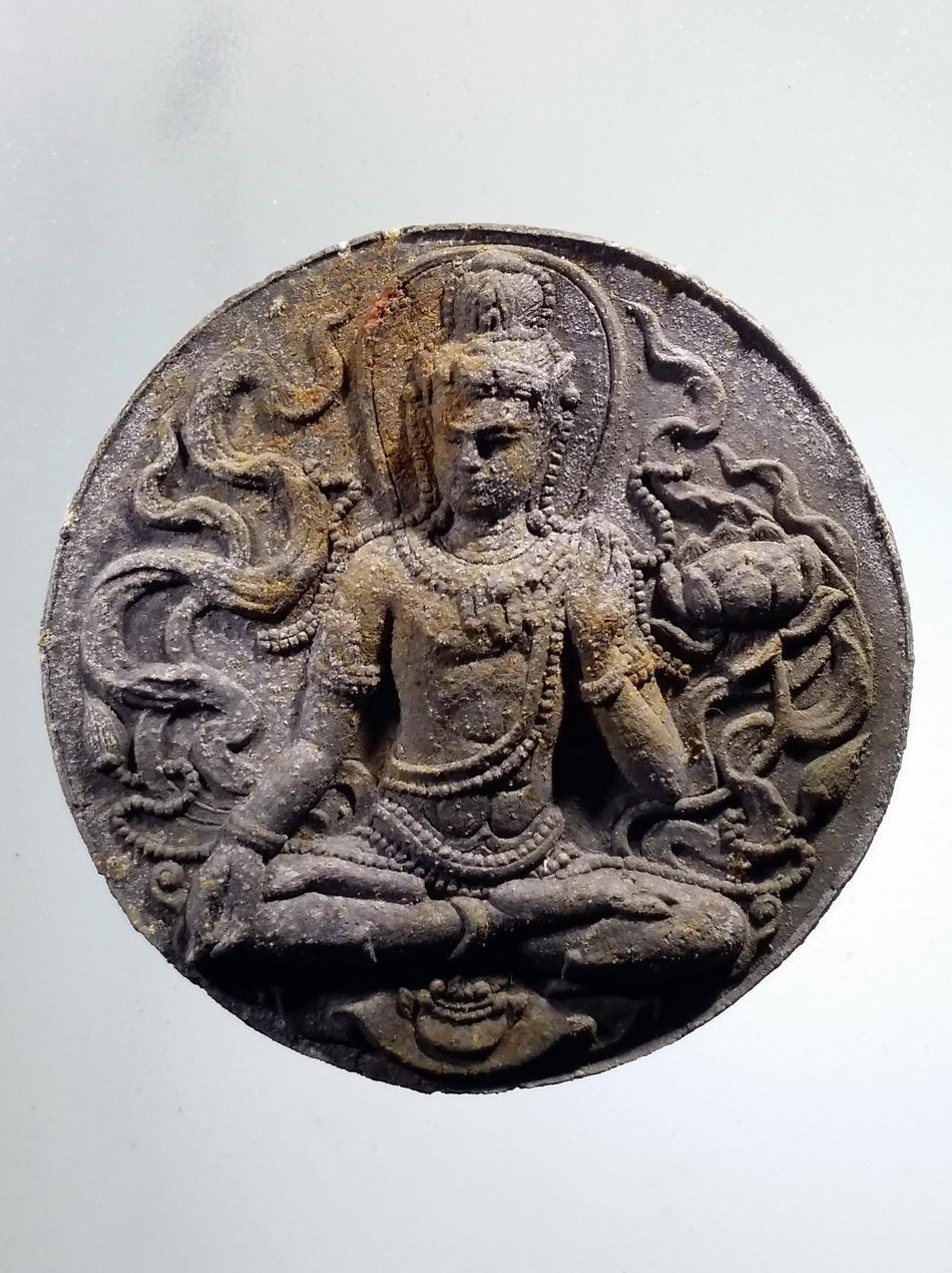 รหัสสินค้า จตุคามรามเทพ 572 พระเทวราชโพธิสัตว์จตุคามรามเทพ รุ่น มหาจักรพรรดิศรีวิชัยสุวรรณภูมิ เนื้อว่าน โรยไม้ตะเคียน หมายเลข ๑๐๑