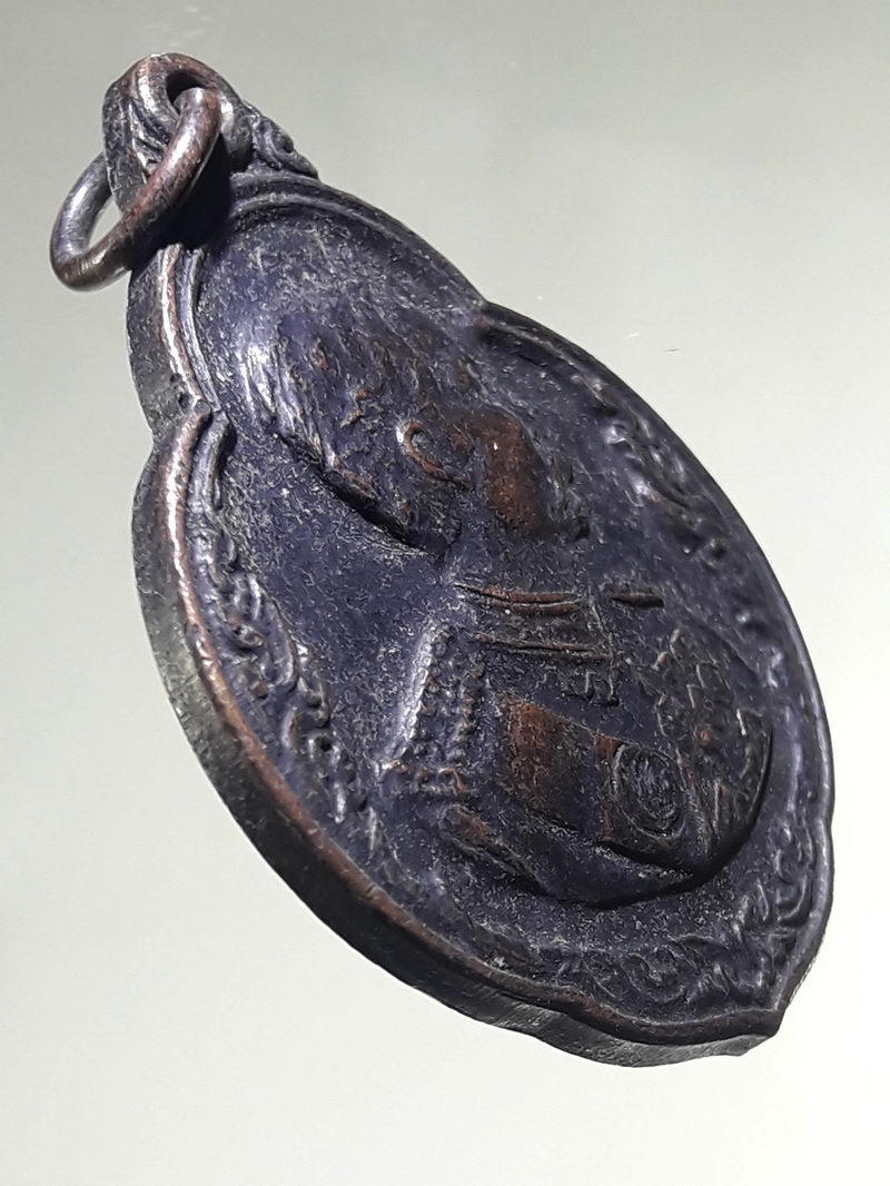 รหัสสินค้า พระมหากษัตริย์ และบุคคลสำคัญ 408 เหรียญรัชกาลที่ 5 พระบาทสมเด็จพระจุลจอมเกล้าเจ้าอยู่หัว หลังพญาครุฑ ที่ระลึก สมเด็จพระบรมโอรสาธิราช (รัชกาลที่ 10) เสด็จพระราชดำเนินทรงเททองหล่อพระบรมรูปพระบาทสมเด็จพระจุลจอมเกล้าเจ้าอยู่หัว รัชกาลที่ 5 ทรงเลิกท