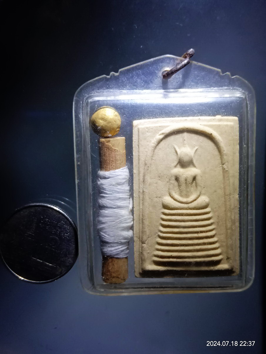 รหัสสินค้า พระสมเด็จ วัดต่างๆ 1234 พระสมเด็จเนื้อผง หลังยันต์ห้า ในเลี่ยมพลาสติก มีลูกอม 1 ลูก มีตะกรุดเป็นหวายพันด้วยด้ายสายสิญจน์ ลงอาคม ไม่ทราบสำนัก สภาพสวยครับ