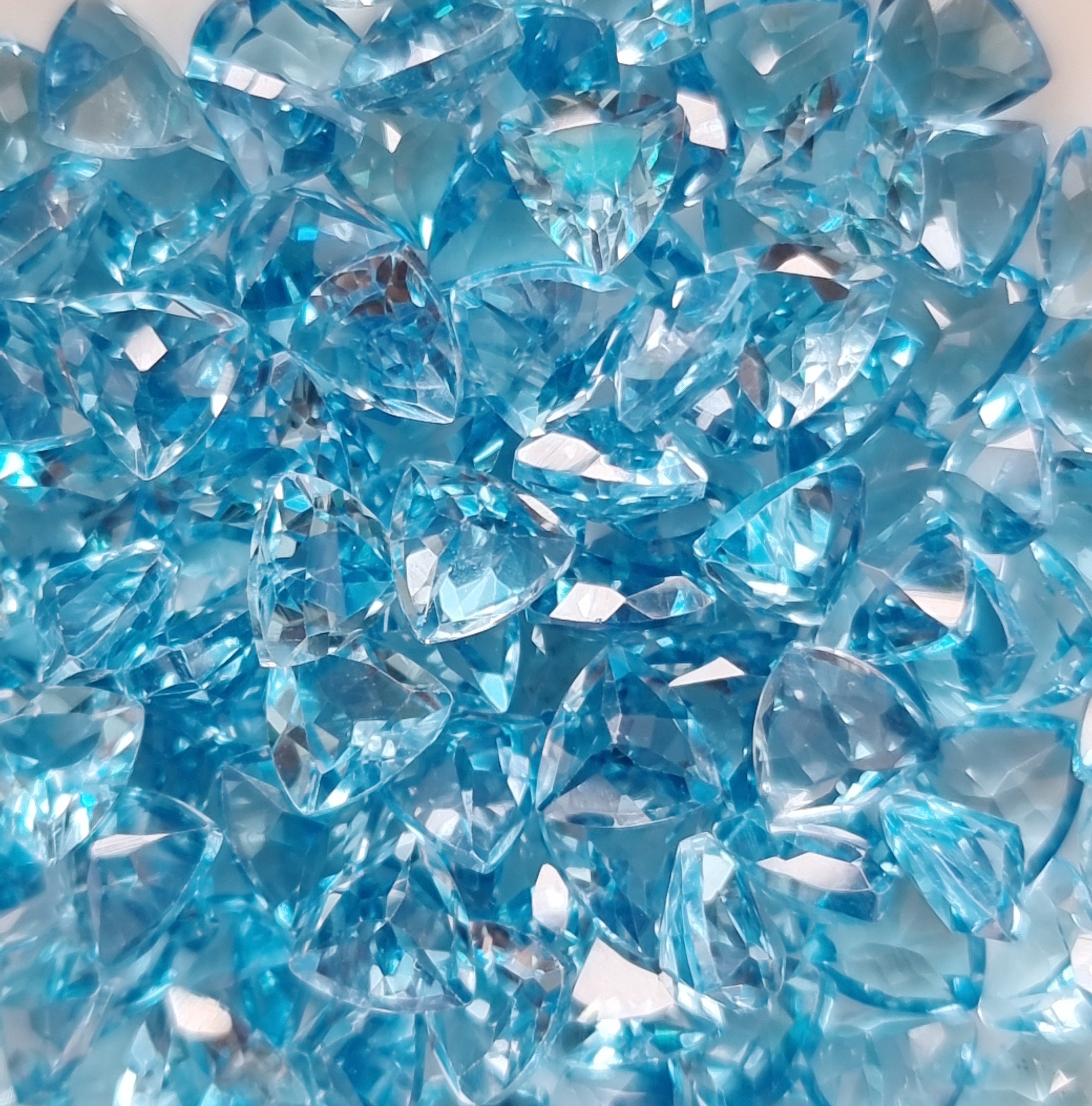 พลอยบลูโทปาสสามเหลี่ยม 5x5mm. 5 กะรัต