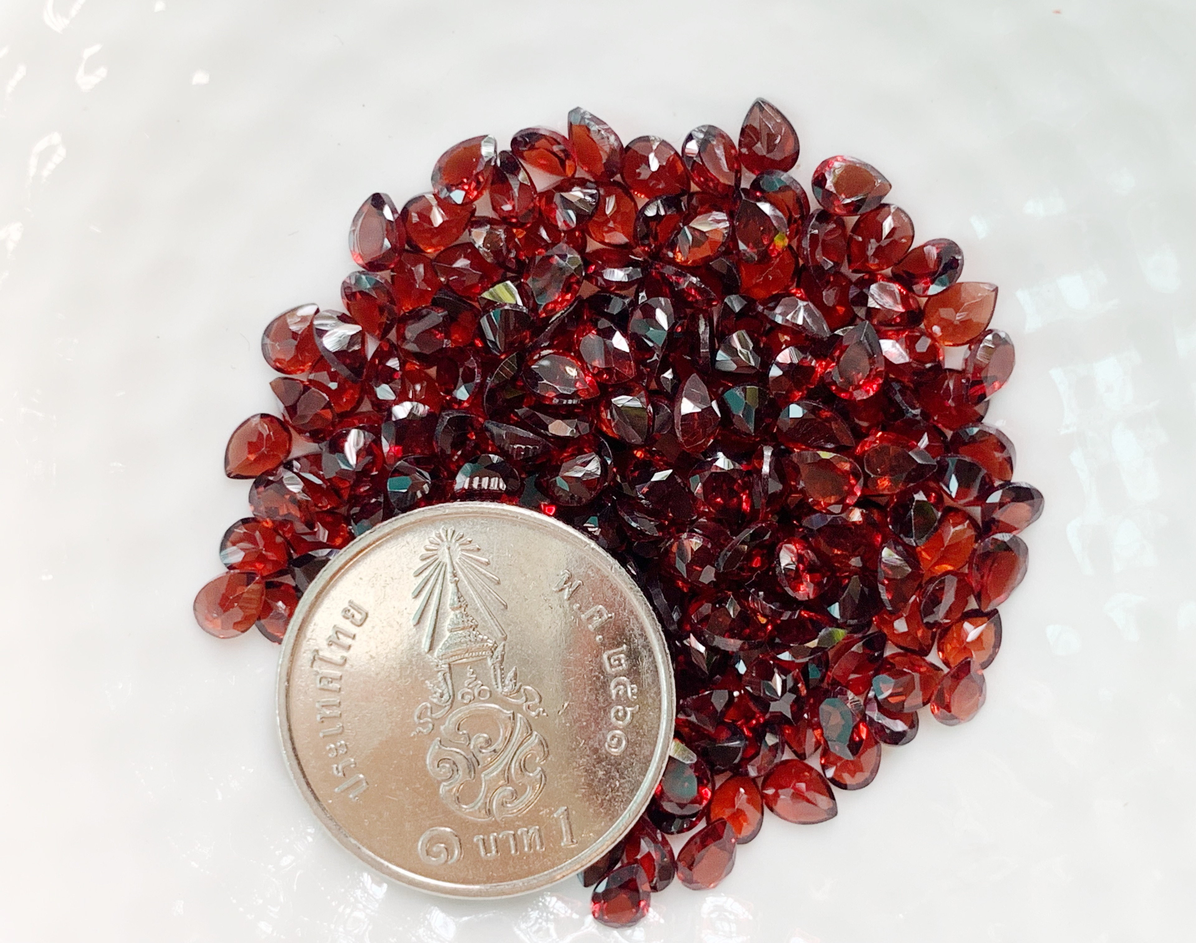 โกเมนหยดน้ำ 4x3 มม. 5 กะรัต