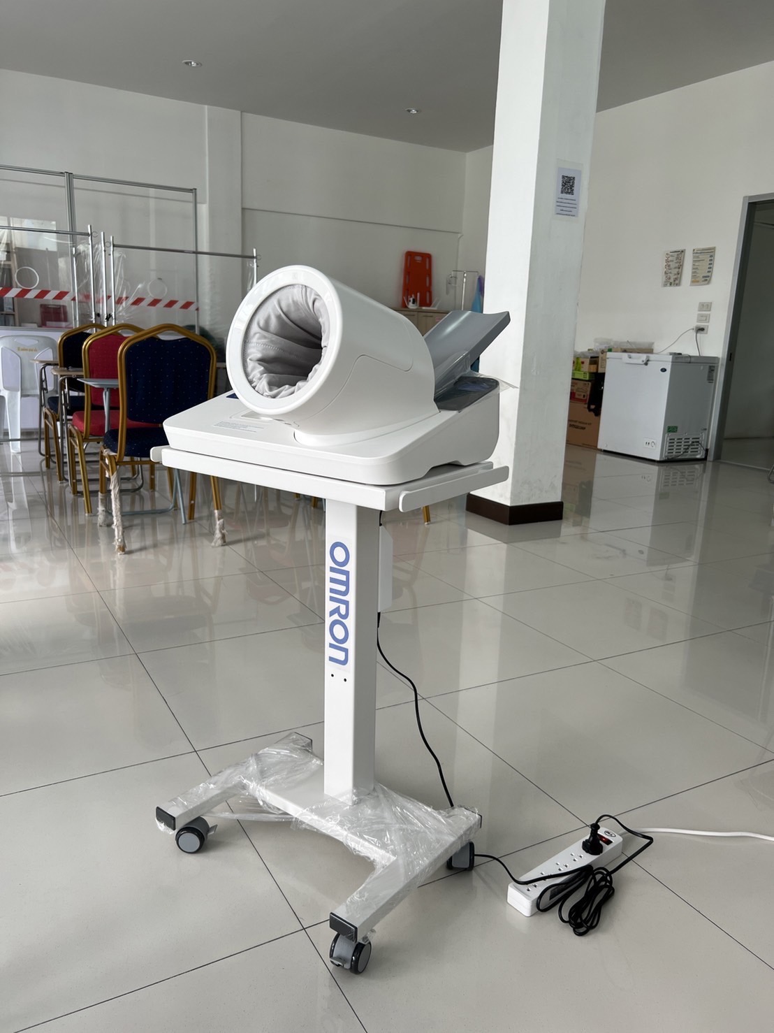 เครื่องวัดความดันโลหิตอัตโนมัติชนิดสอดแขน OMRON HBP-9030 + พร้อมรถเข็นขาตั้งครบชุด + แถมฟรีกระดาษบันทึกผล รับประกัน 1 ปี ผลิตภัณฑ์ประเทศญี่ปุ่น