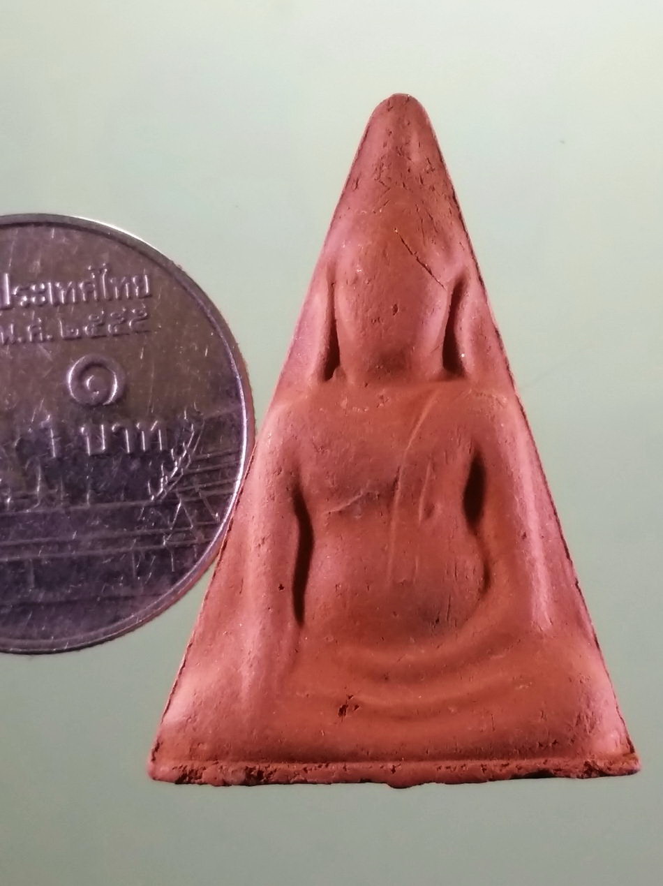 รหัสสินค้า พระมีกล่อง 3971 พระนางพญาเนื้อดินเผา รุ่นพระมาลาเบี่ยง จังหวัดพิษณุโลก สร้างปี 2538 ที่ระลึก หล่อพระปางลีลาศิลปะสมัยสุโขทัย สูง 9 ศอก 5 องค์