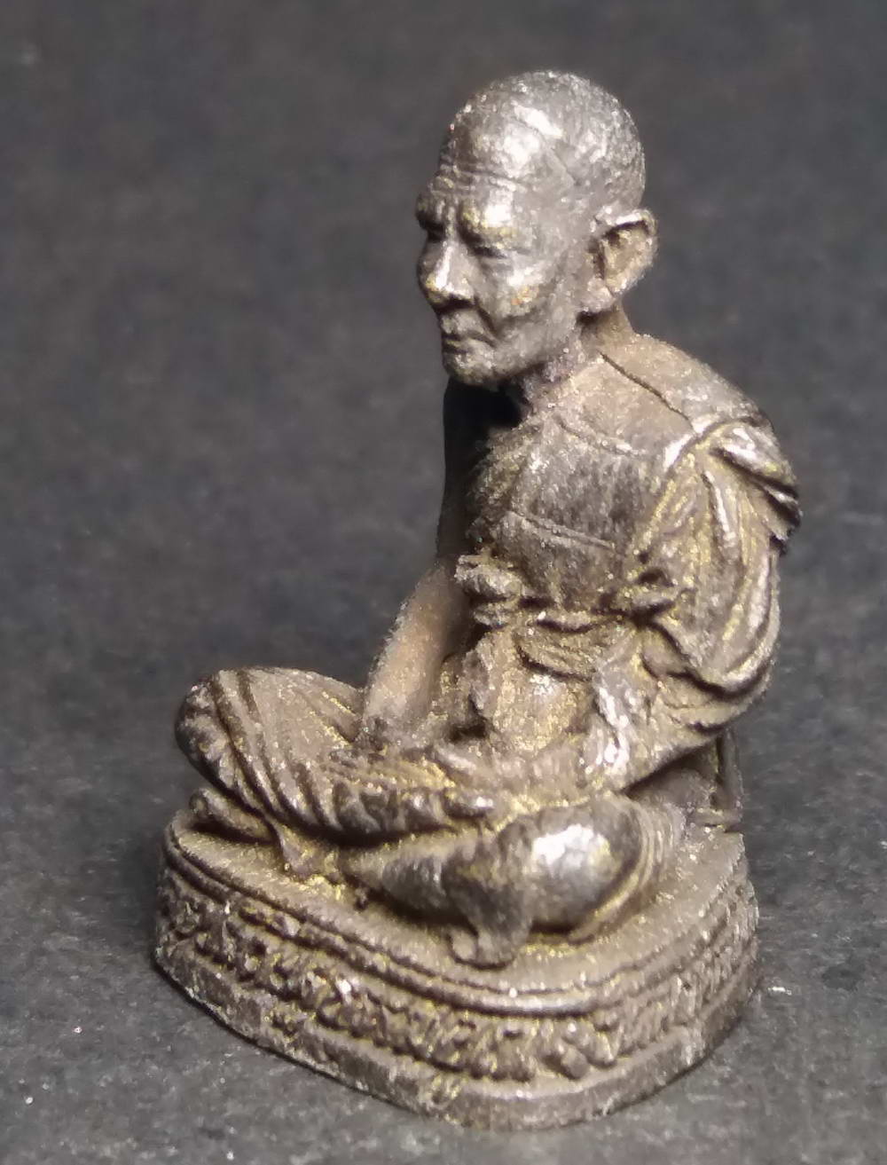 รหัสสินค้า พระกริ่ง พระหล่อ 153 รูปหล่อพระครูประดิษฐ์ธรรมคุณ วัดมงคลนิมิตร อำเภอตรอน จังหวัดอุตรดิตถ์ เนื้อทองเหลืองรมดำ