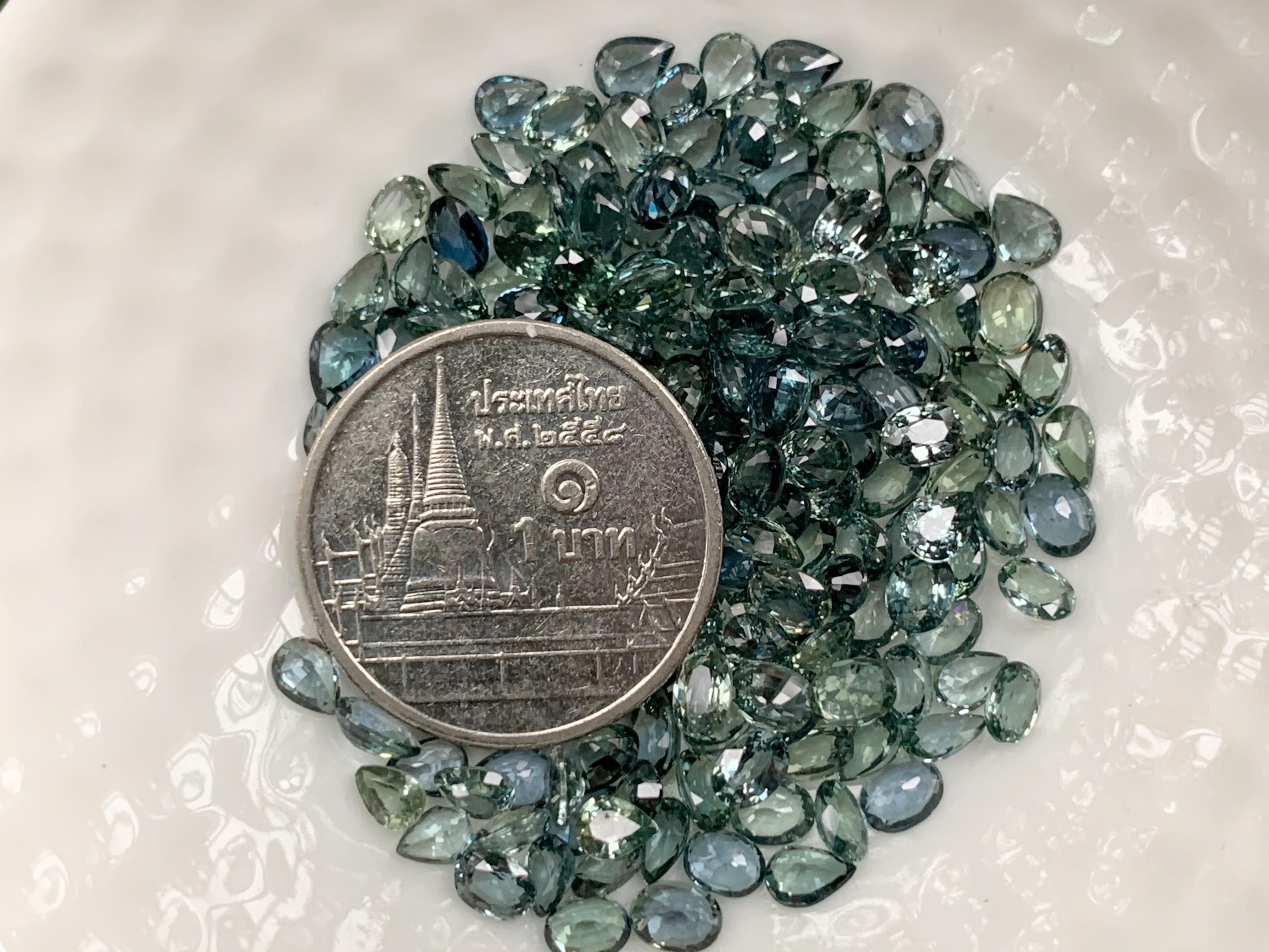 แซฟไฟร์เขียวอมน้ำเงินไข่ 4x3 mm. 1 กะรัต