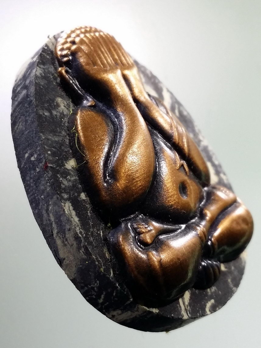 รหัสสินค้า พระมีกล่อง 113 พระปิดตามหาลาภ จัมโบ้ รุ่นร่ำรวยเงินทอง หลวงพ่อพัฒน์ วัดห้วยด้วน อำเภอหนองบัว จังหวัดนครสวรรค์ รุ่นอยู่เย็นเป็นสุข เนื้อก้นครก ฝังจีวร หน้ากากทองแดงซาติน หมายเลข ๔๓๗