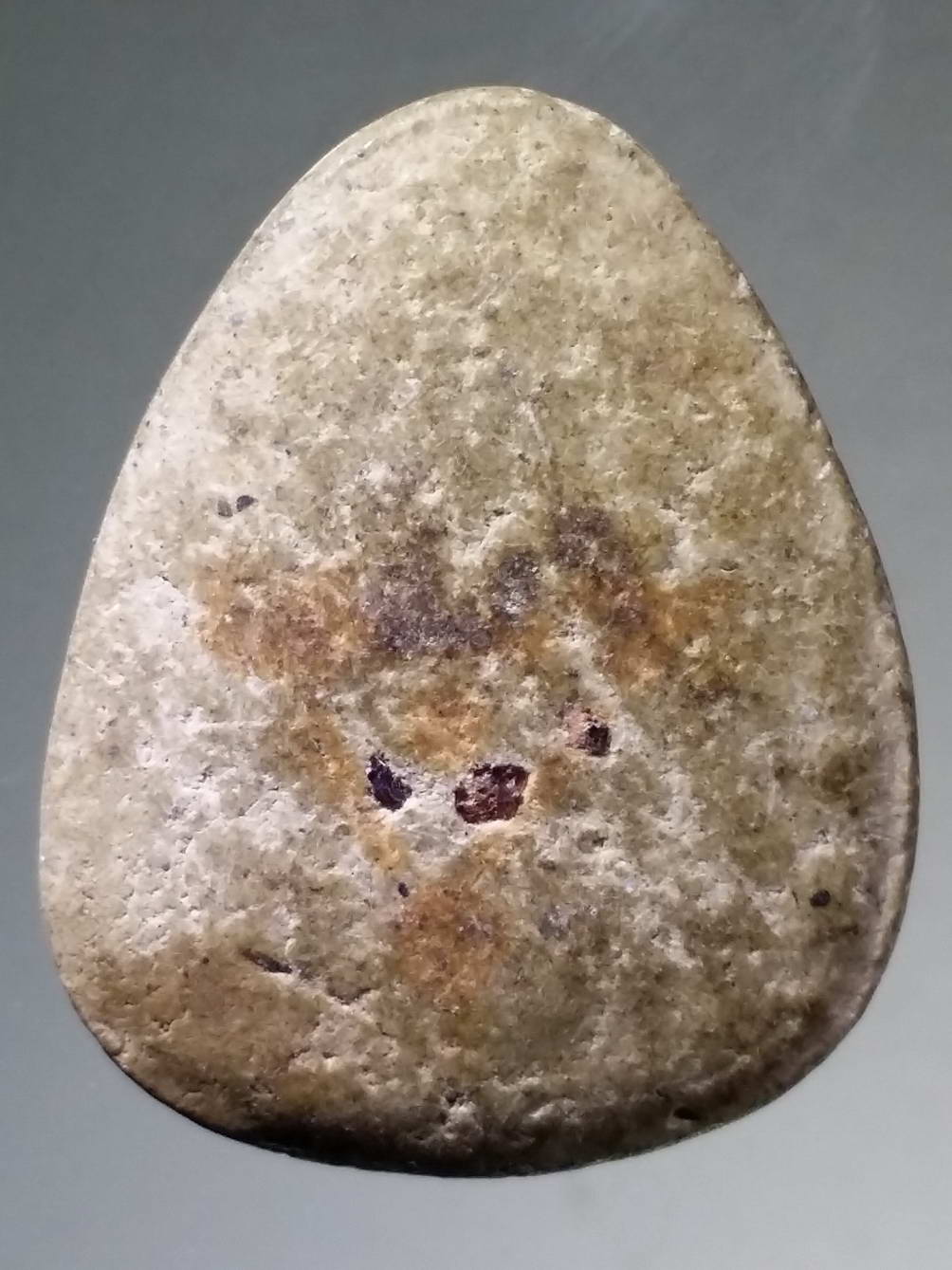 รหัสสินค้า พระไม่ทราบที่ 271 พระปิดตาเนื้อผง ฐานบัว หลังฝังแร่มวลสาร ไม่ทราบที่