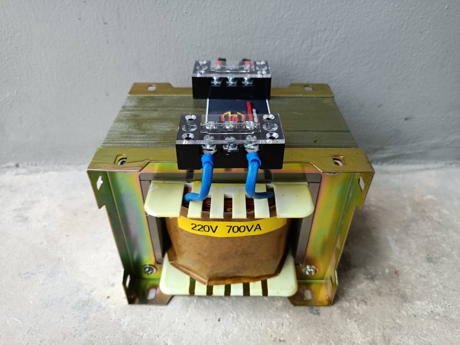 หม้อแปลง 380V To 220V 700VA