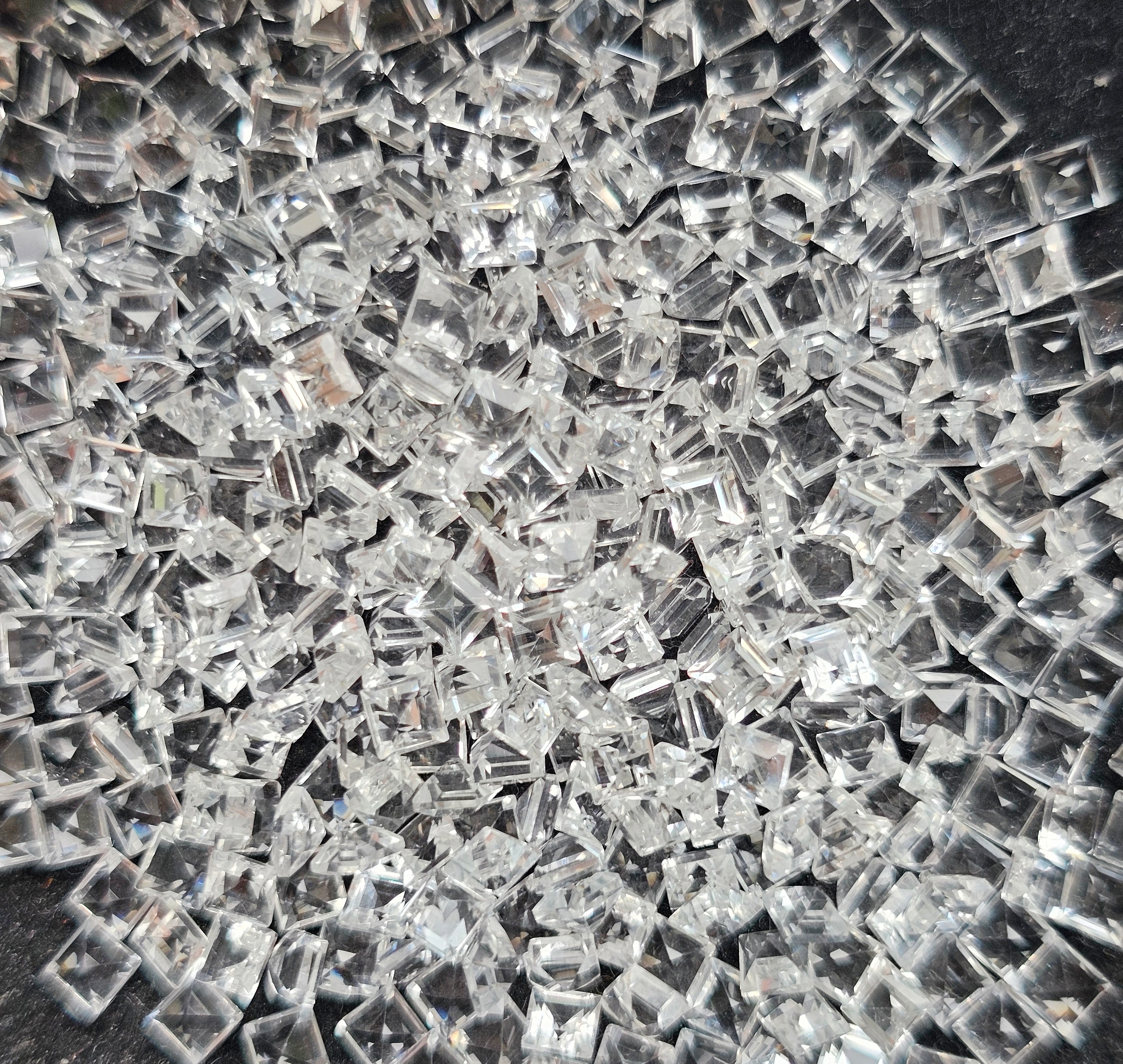 ไวท์โทปาสสี่เหลี่ยม 2.5x2.5mm. 5 กะรัต