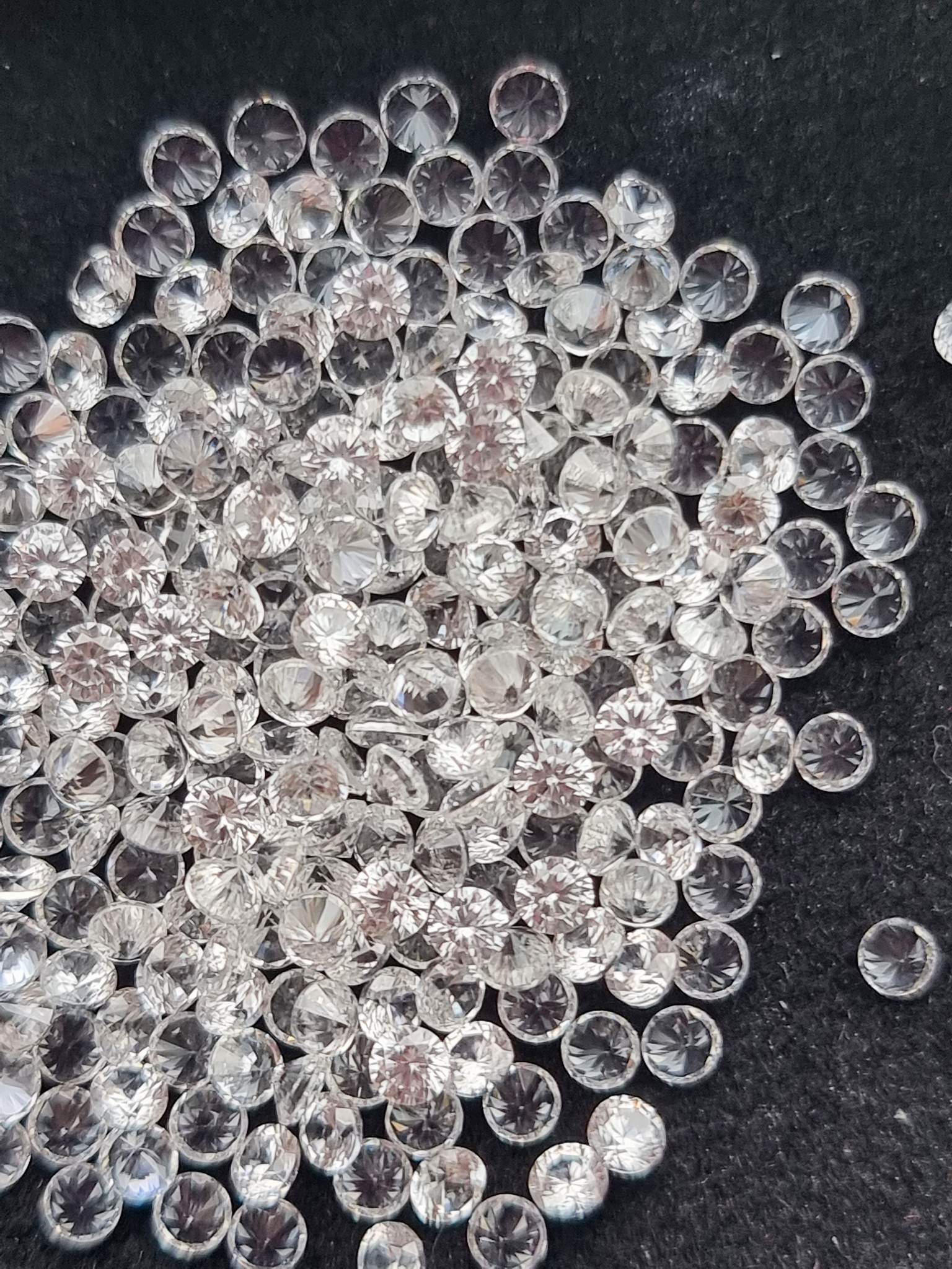 เพทายขาวกลมเจียรเหลี่ยม Size 2.5 มม. 1 กะรัต