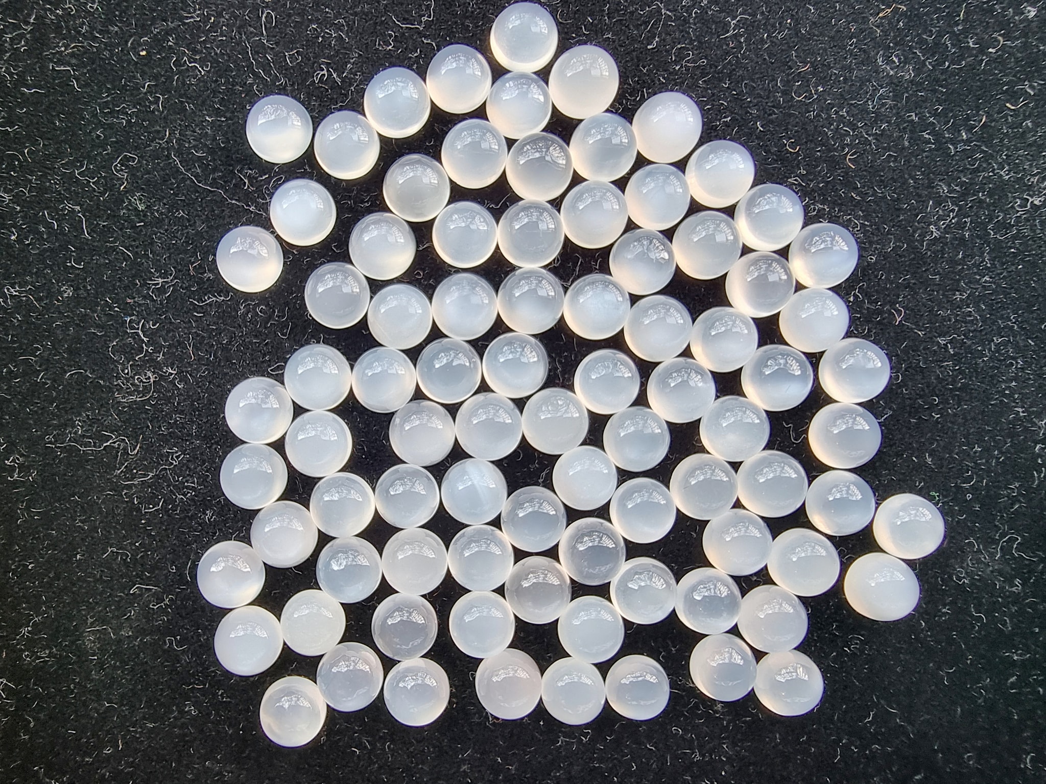 มูนสโตนกลมหลังเบี้ย 5.0 mm. 5 กะรัต