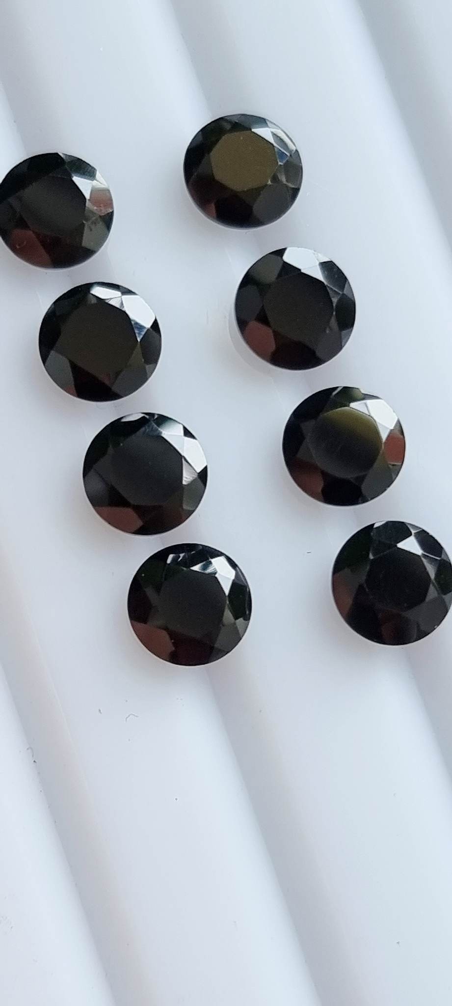 นิลกลม เจียรเหลี่ยม 8.0 mm. 1 เม็ด