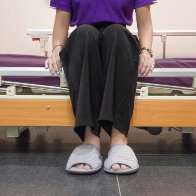 เตียงผู้ป่วยปรับไฟฟ้า 4 ฟังก์ชั่น รุ่น KS-888 ปรับเตียงต่ำสุด 28 ซม. มีแบตเตอรี่สำรองไฟ (เฉพาะเตียงเท่านั้น ไม่รวมฟูกที่นอน)