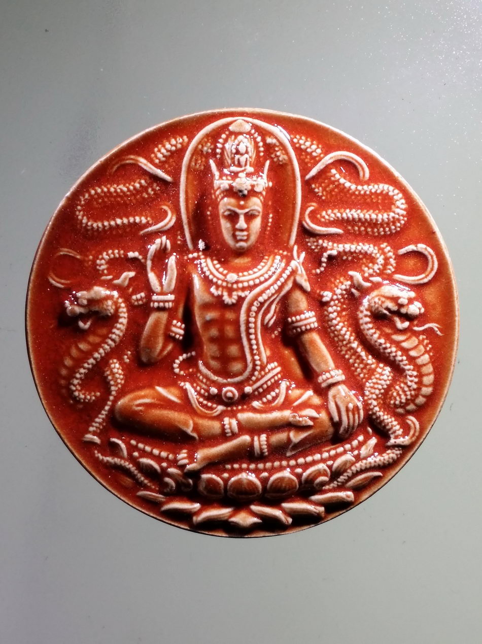 รหัสสินค้า จตุคามรามเทพ 939 พระเทวราชโพธิสัตว์จตุคามรามเทพ รุ่นเฉลิมราชจอมราชันย์ (โคตรเศรษฐียุค 8) เนื้อกระเบื้องเคลือบแดง