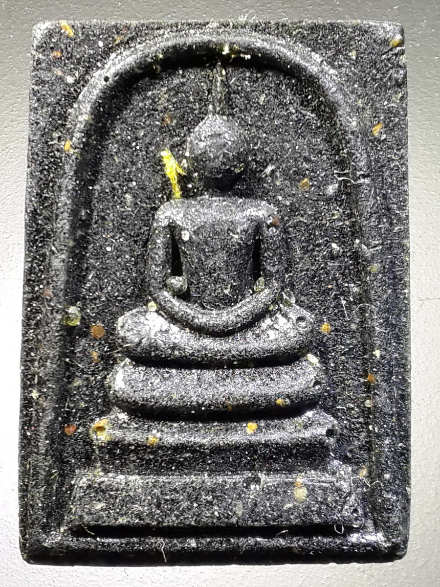 รหัสสินค้า พระมีกล่อง 351 พระสมเด็จนิล รุ่น 50 ปีครองราชย์ วัดบางพาน จังหวัดลพบุรี สร้างปี 2539