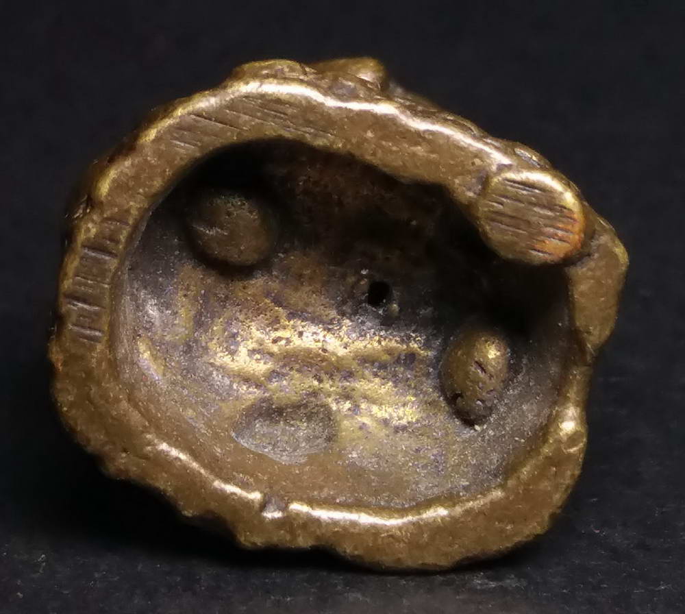 รหัสสินค้า พระกริ่ง พระหล่อ 117 รูปหล่อพระฤาษีนั่งบดยา เนื้อทองผสม เทช่อ หล่อก้นถ้วย ไม่ทราบสำนัก