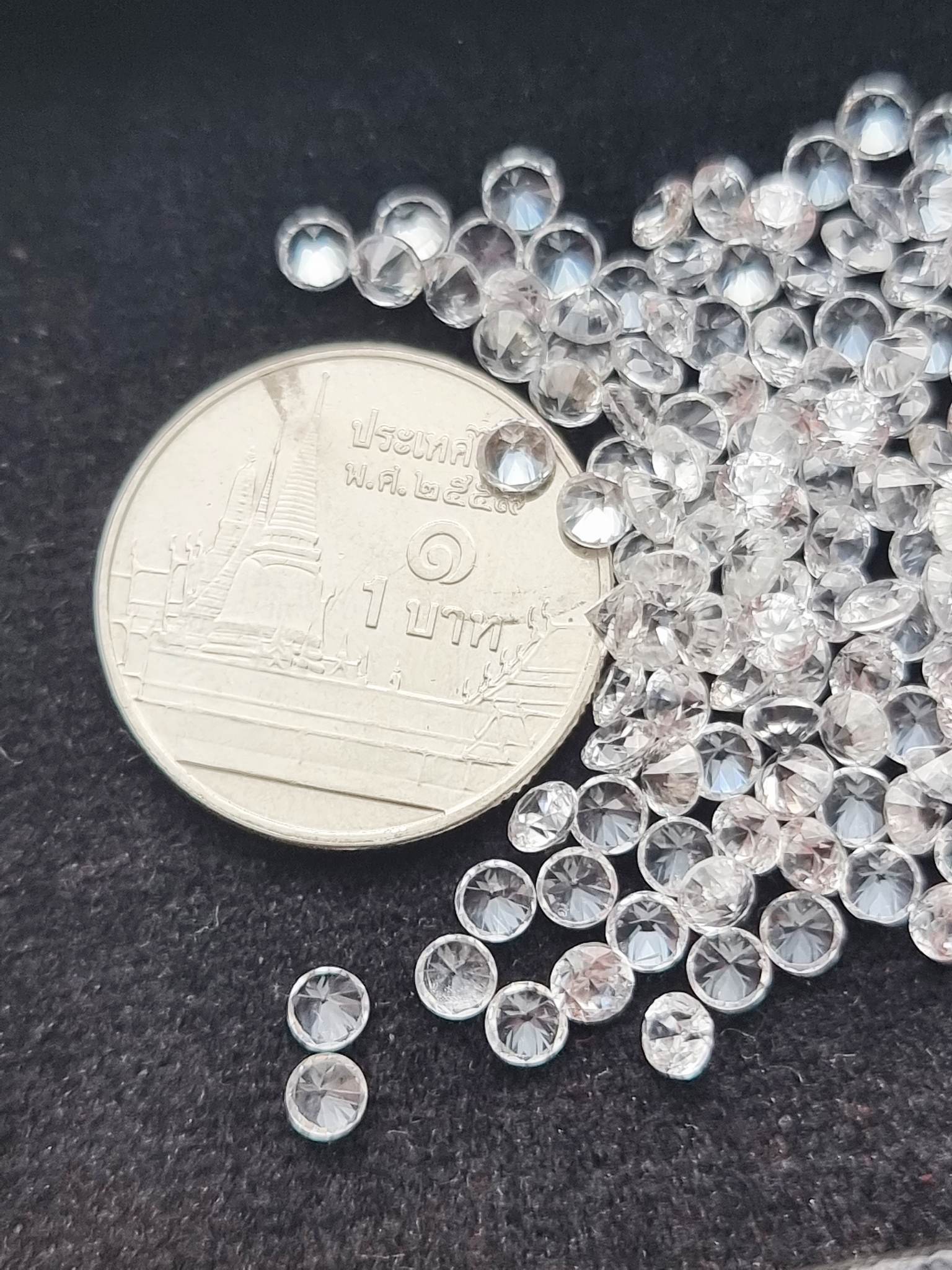 เพทายขาวกลมเจียรเหลี่ยม 3.0 มม. 1 กะรัต