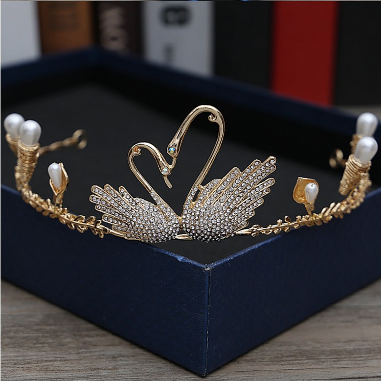 As11461 มงกุฎเพชรตัวเรือนสีทองรูปหงษ์ทองคู่ กว้าง 14.5ซม.ส่วนสูงที่สุด 6ซม.เพชรแวววาวตกแต่งสวยเหมือนแบบขนาดรองใหญ่สวยหรูดูเก๋ ใช้ได้ตั้งแต่เด็กเล็ก5ขวบ-เด็กโตหรือผู้ใหญ่