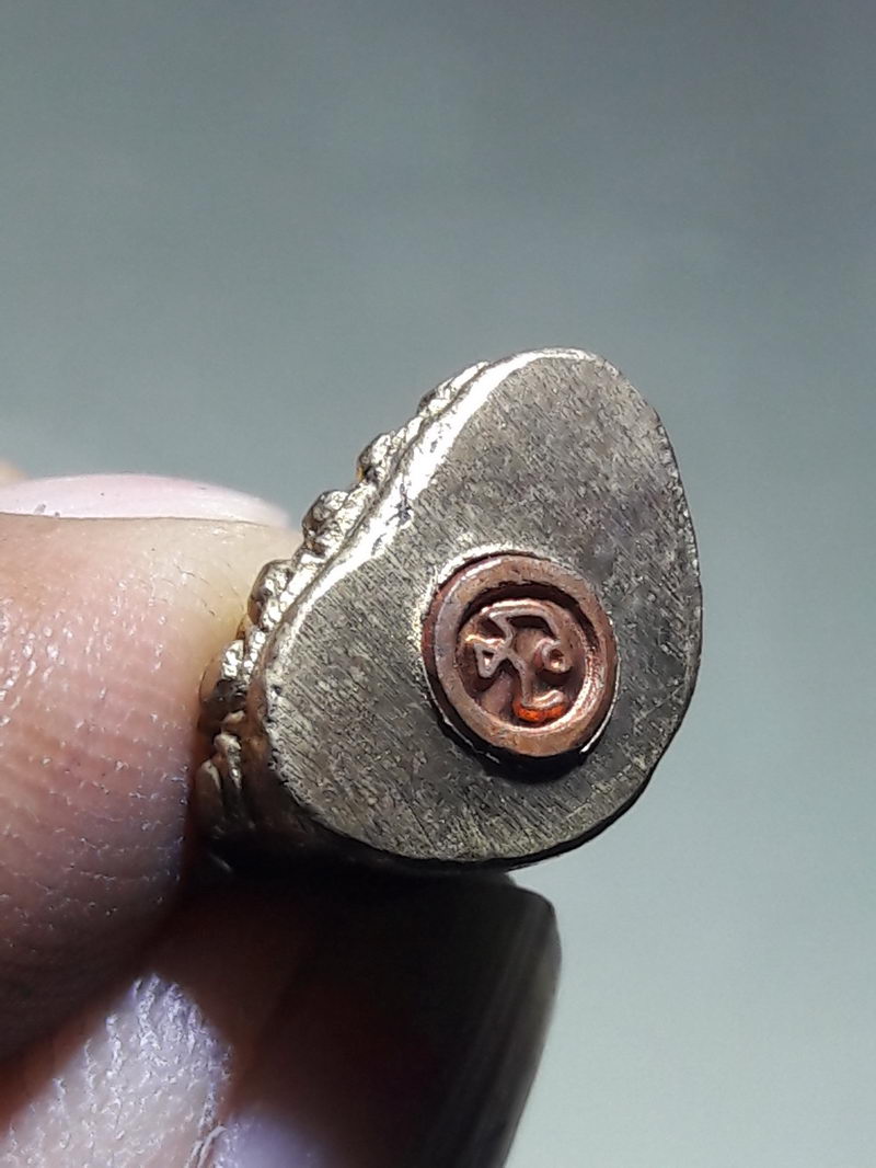 รหัสสินค้า พระมีกล่อง 258 พระกริ่งชัยชนะ หลวงพ่อเอิบ วัดซุ้มกระต่าย อำเภอสรรพยา จังหวัดชัยนาท พระสวยกล่องเดิม