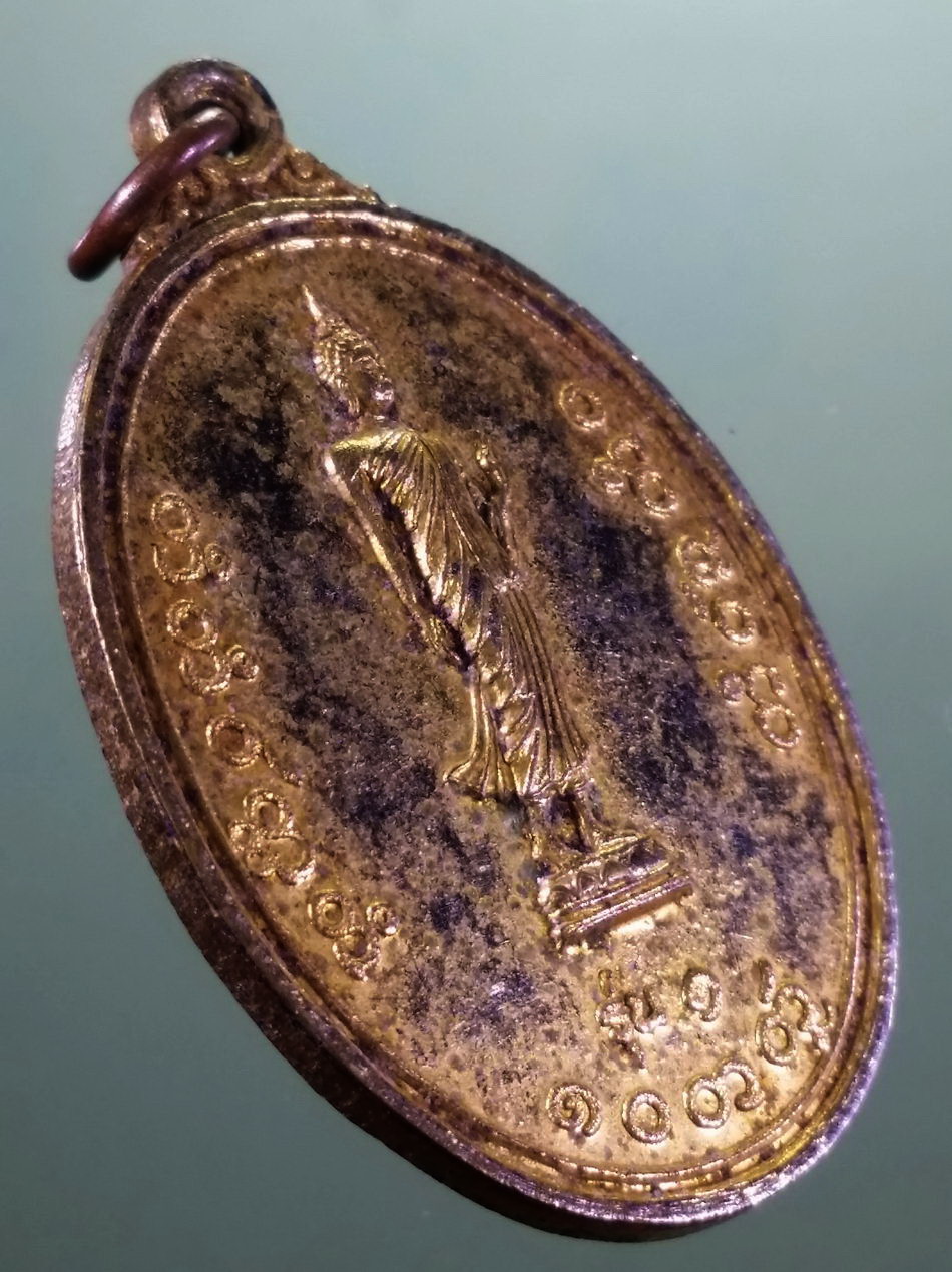 รหัสสินค้า เหรียญพระพุทธ 4215 เหรียญพระลีลากะไหล่ทอง วัดบรบือสธาราม อำเภอบรบือ จังหวัดมหาสารคาม ขนาดเทียบกับเหรียญบาท