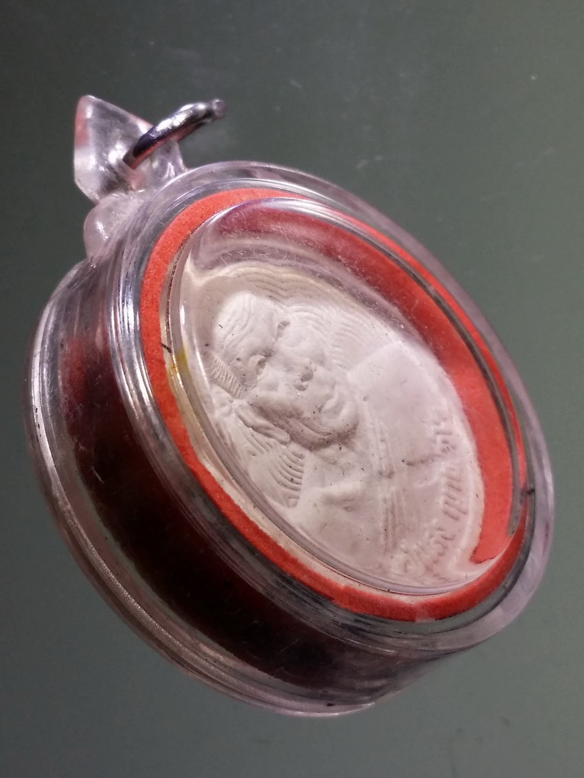 Antig LSD 024 พระผงจันทร์ลอย หลวงปู่แสง ญาณวโร วัดป่าอิสิปตนมฤคทายวัน บ้านหนองไฮน้อย แขวงปทุมราชวงศา พระรายการนี้ให้เช่าบูชาแล้ว