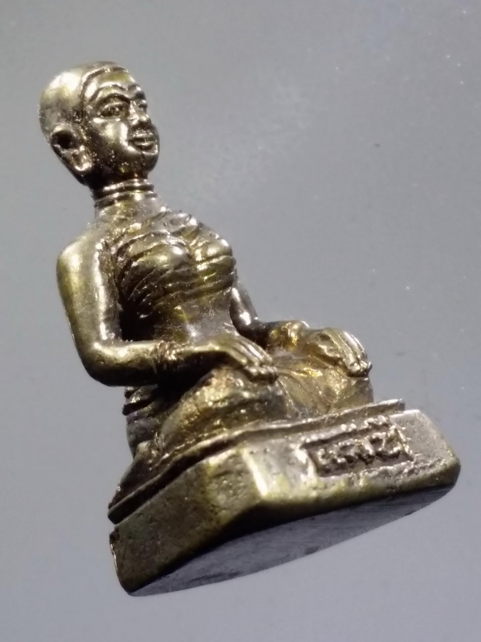 รหัสสินค้า พระมีกล่อง 3644 รูปหล่อ แม่ชี เนื้อนวโลหะแก่เงิน หล่อโบราณ หล่อตัน วัดสระยายชี อำเภอสามง่าม จังหวัดพิจิตร พระรายการนี้ให้เช่าบูชาแล้ว