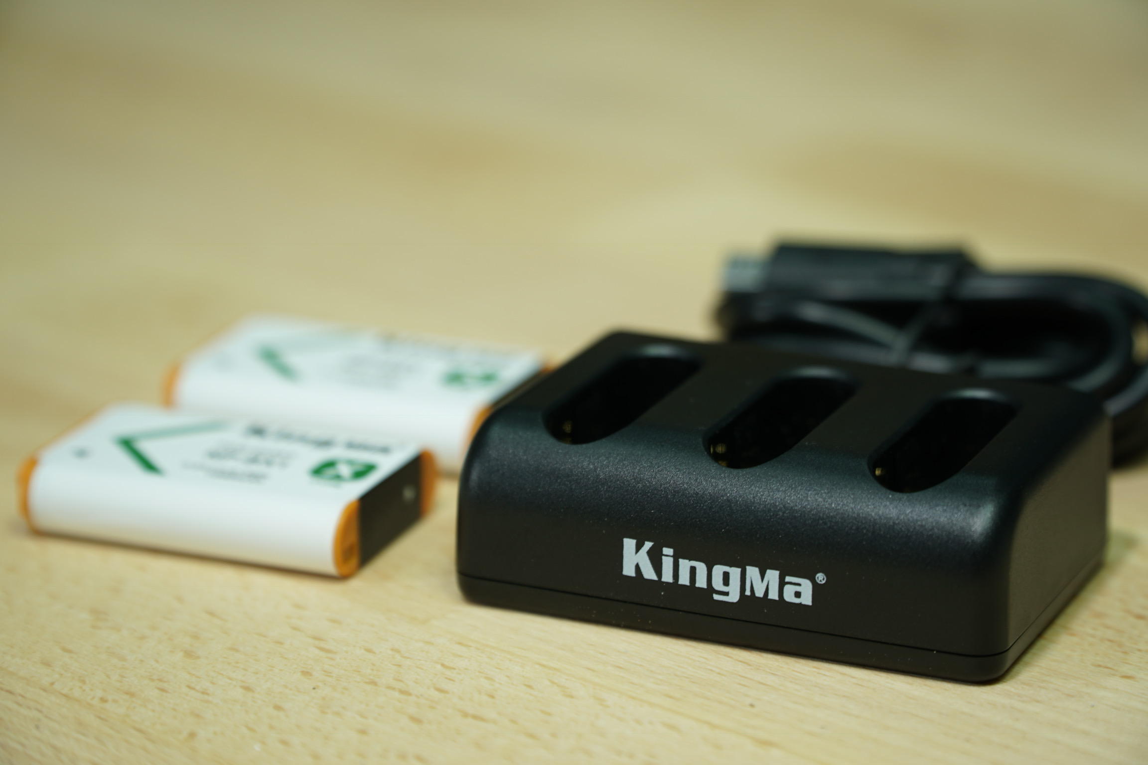 Kingmaแท่นชาร์จแบบ3ก้อน + แบตเตอรี่ Sony NP-BX1 2ก้อน ใช้กับกล้องSony รุ่นZV1 และ RX100