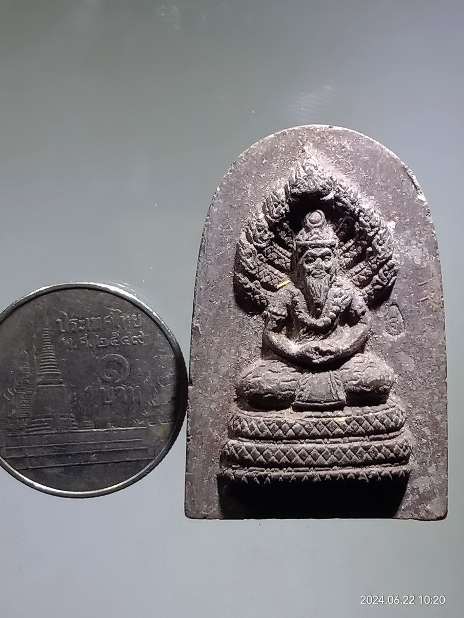 รหัสสินค้า พระเนื้อดิน เนื้อผง เนื้อว่าน 059 พระฤาษีนาคปรกรุ่น 1 บูชาครู วัดพิกุลเงิน กดโค้ด ด้านหน้า