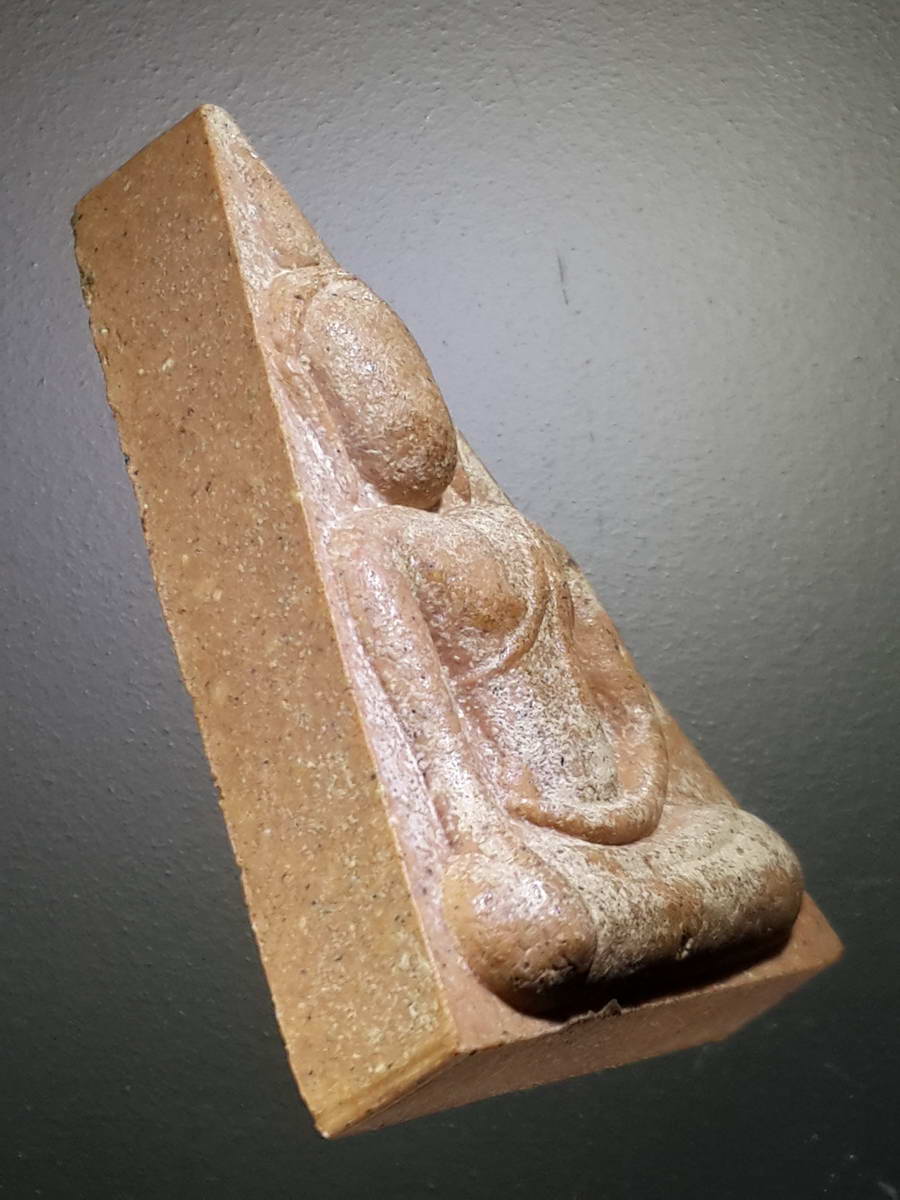 รหัสสินค้า พระไม่ทราบที่ 450 พระนางพญาเนื้อผง หลังยันต์นะโมพุทธัสสะ ไม่ทราบสำนัก