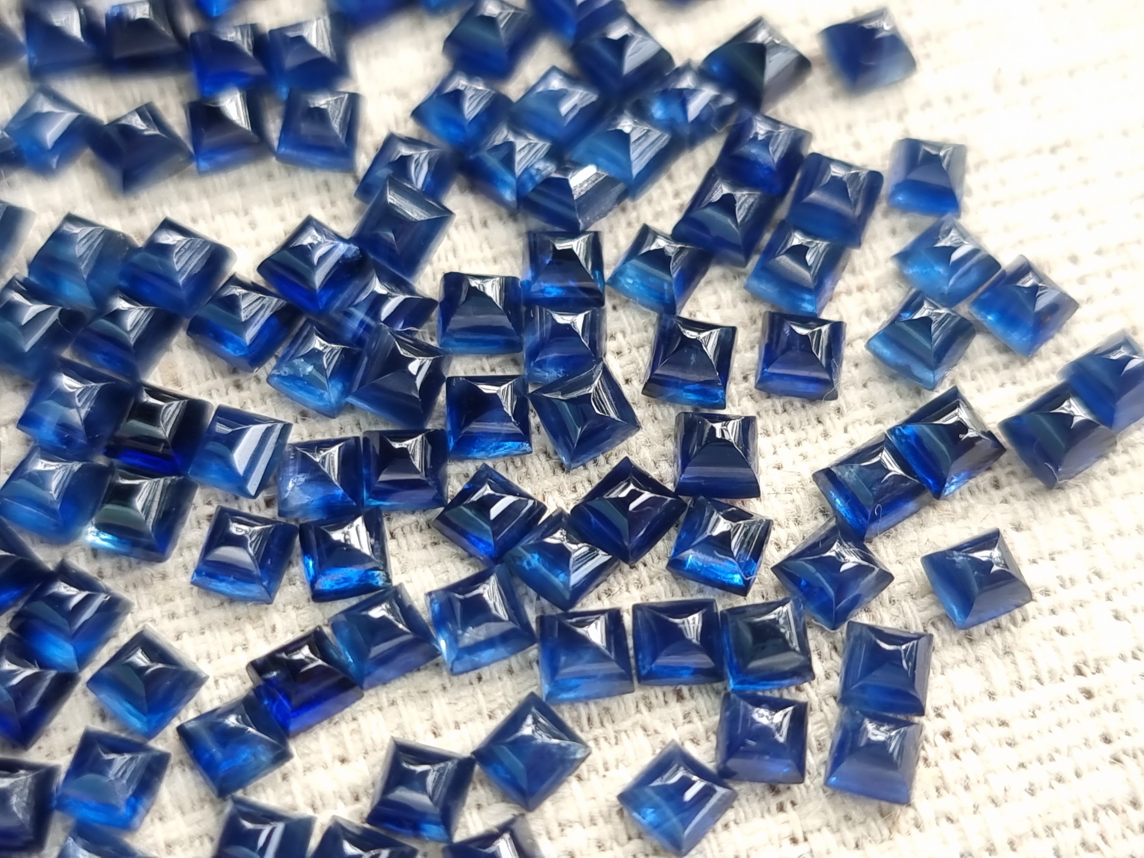 Blue sapphire ไพลินหลังเบี้ยสี่เหลี่ยม 3×3 มม. 1 กะรัต