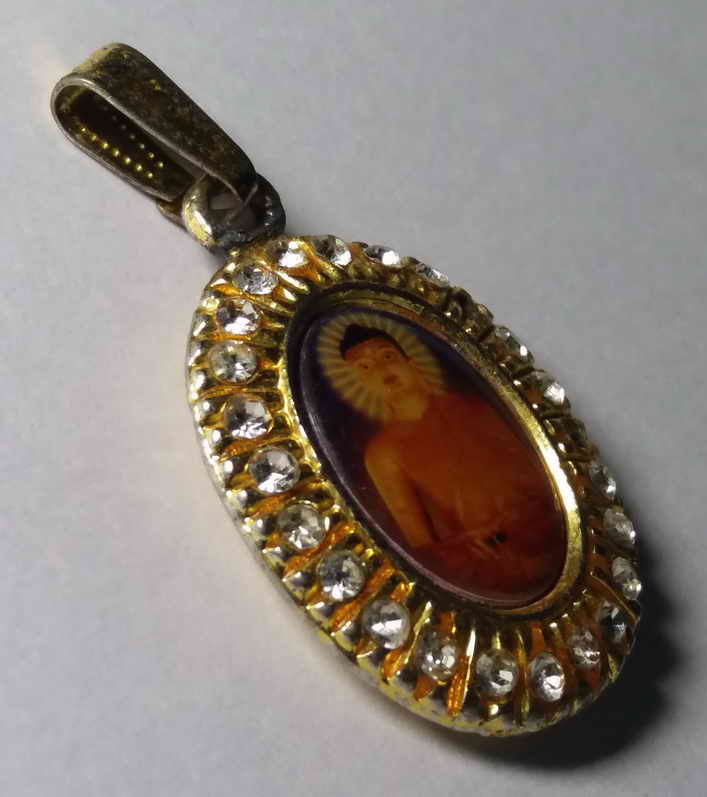 รหัสสินค้า เครื่องราง ล็อตเก็ต ภาพถ่าย 053 ล็อกเก็ต ฝังเพชร พระพุทธเมตตา หลังเจดีย์พุทธคยา พระรายการนี้ให้เช่าบูชาแล้ว