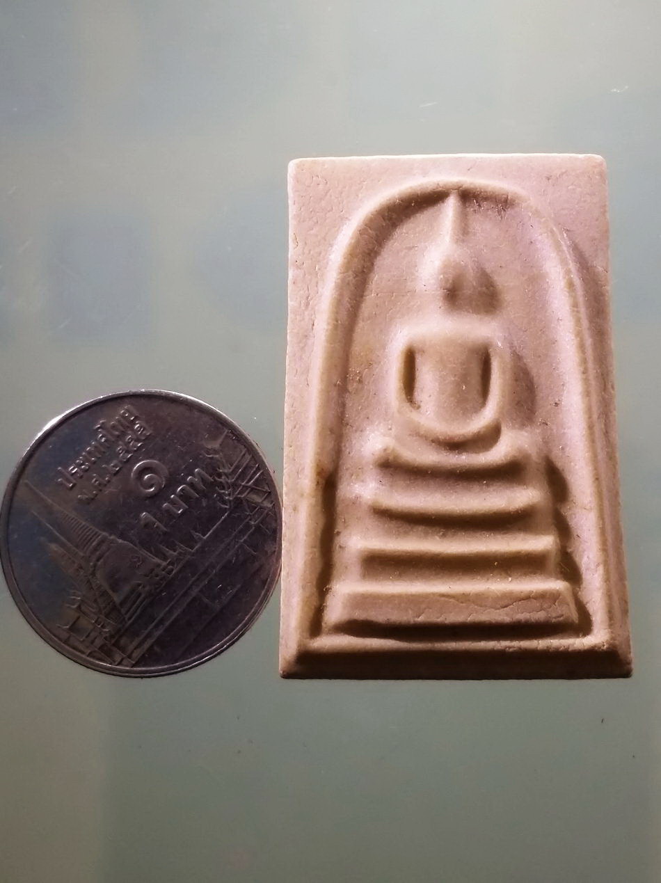 รหัสสินค้า พระเนื้อดิน เนื้อผง เนื้อว่าน 421 พระสมเด็จเนื้อผง หลวงพ่อเซ็ง ถิรจิตโต วัดไตรตรึงษาราม ปากดง เสาร์ 5 รุ่น 1 ขนาดเทียบกับเหรียญบาท สภาพสวยมากๆครับ