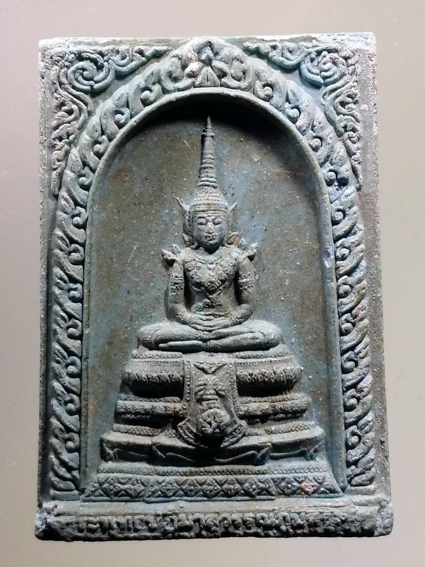 รหัสสินค้า พระเนื้อดิน เนื้อผง เนื้อว่าน 8401 พระพุทธปฏิมาสุวรรณภูมิสิริโชค หลังภปร. พระรายการนี้ให้เช่าบูชาแล้ว