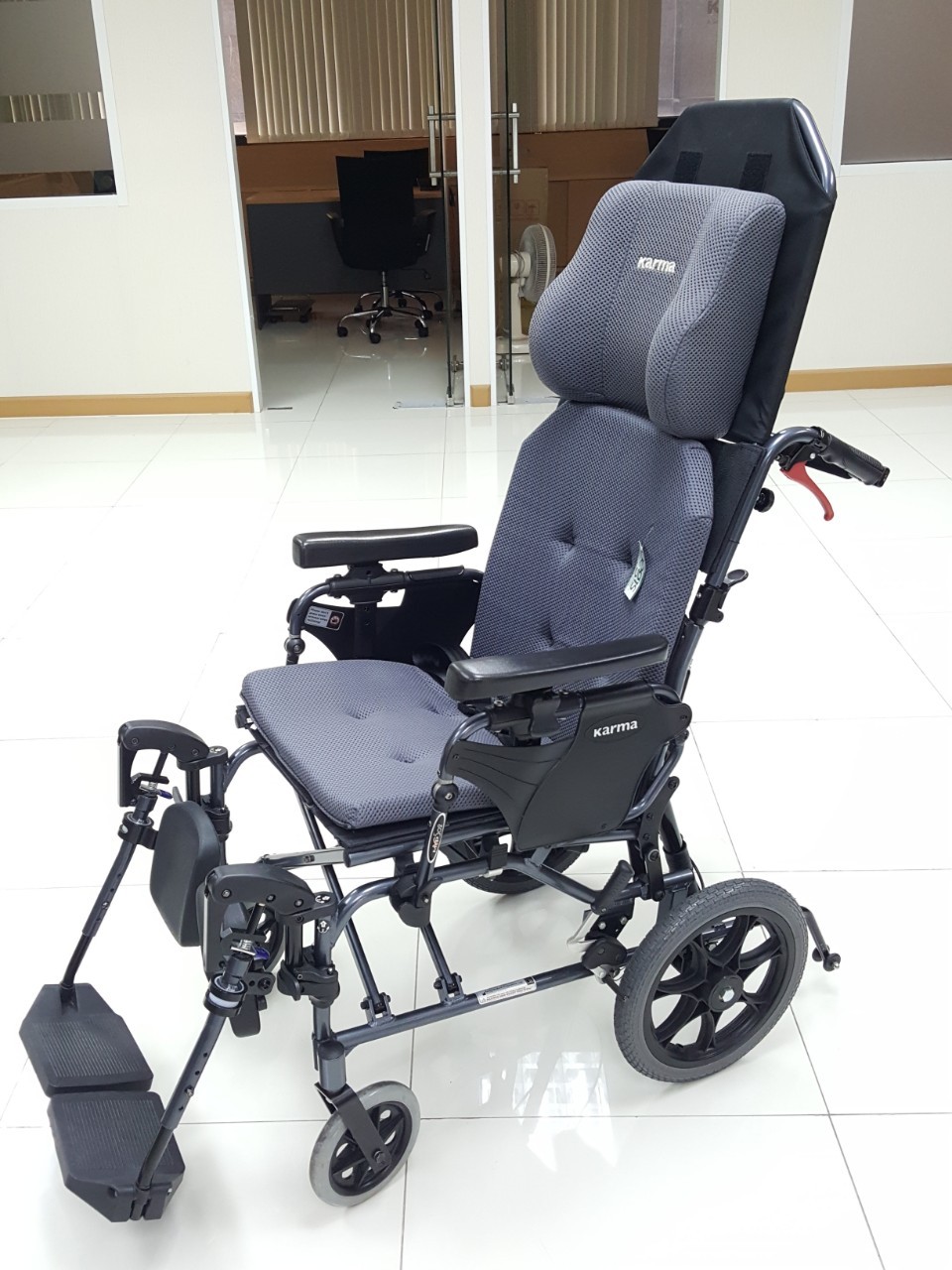 รถเข็นปรับเอนนอนได้ อลูมินัมอัลลอยด์คาร์ม่า รุ่น MVP502 (WheelChair KARMA MVP 502) ปรับเอนนอนได้ 170 องศา ที่วางแขนยกเปิดได้ โครงพักเท้ายืดตรงได้ พับเก็บได้ + แถมฟรี สายคาดลำตัวกันตก ของแท้ รับประกันศูนย์ไทย 5 ปี รุ่น TOP (Best Seller)