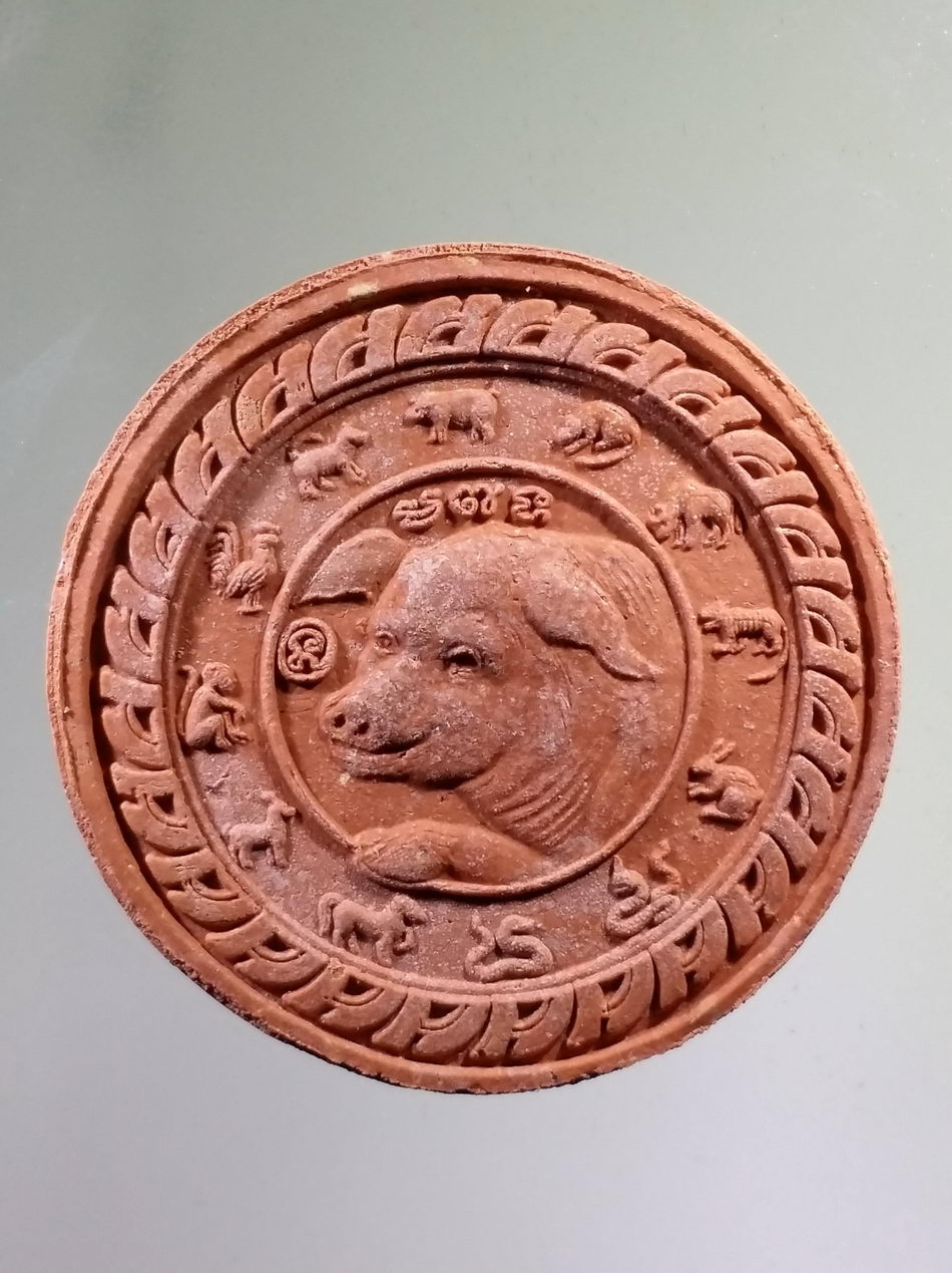 รหัสสินค้า จตุคามรามเทพ 768 จตุคามรามเทพ หลังหมู รุ่น ไหว้ครูคอหงษ์เนื้อว่านแดง พิธีพุทธาภิเษก วันที่ 24 25 มีนาคม ปี 2550 วัดหงษ์ประดิษฐาราม อำเภอหาดใหญ่ จังหวัดสงขลา กล่องเดิม