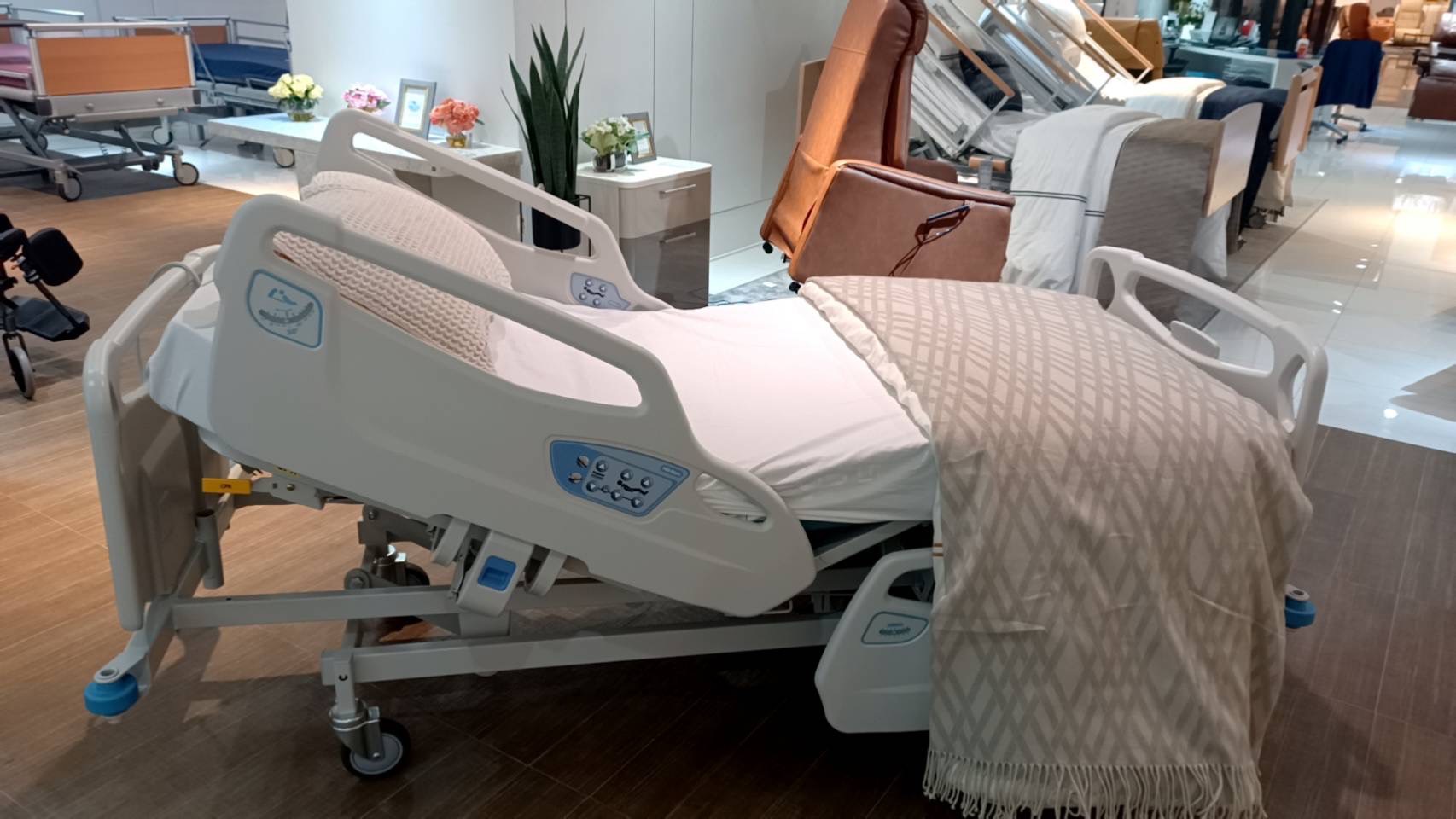 ชุดสุดคุ้ม E เตียงผู้ป่วยปรับระดับไฟฟ้า 5 ฟังก์ชั่น Hill-Rom รุ่น Centuris Type C แบบราวกั้นปีกนกยาว + ฟูก Hill-Rom NP50 แบรนด์จากประเทศสหรัฐอเมริกา + แถมพิเศษ หมอน + ผ้าปูที่นอน + ผ้ายาง + เก้าอี้นั่งอาบน้ำ + ไม้เท้า รับประกัน 1 ปี (รุ่นขายดี)