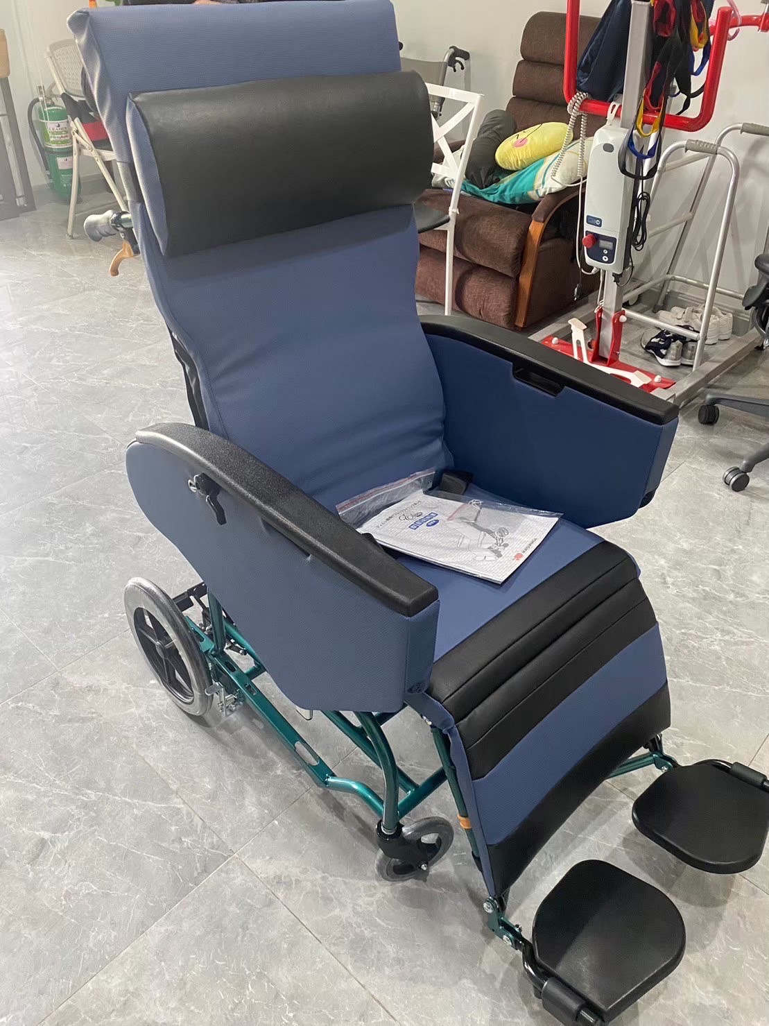 รถเข็นปรับเอนนอน แบรนด์ญี่ปุ่น Matsunaga Wheelchair (車いす) รุ่น FR31TR ขนาดมาตรฐาน เปิดประสบการณ์นอนที่สบายที่สุด + แถมฟรี สายรัดกันตก (รุ่นยอดนิยม)