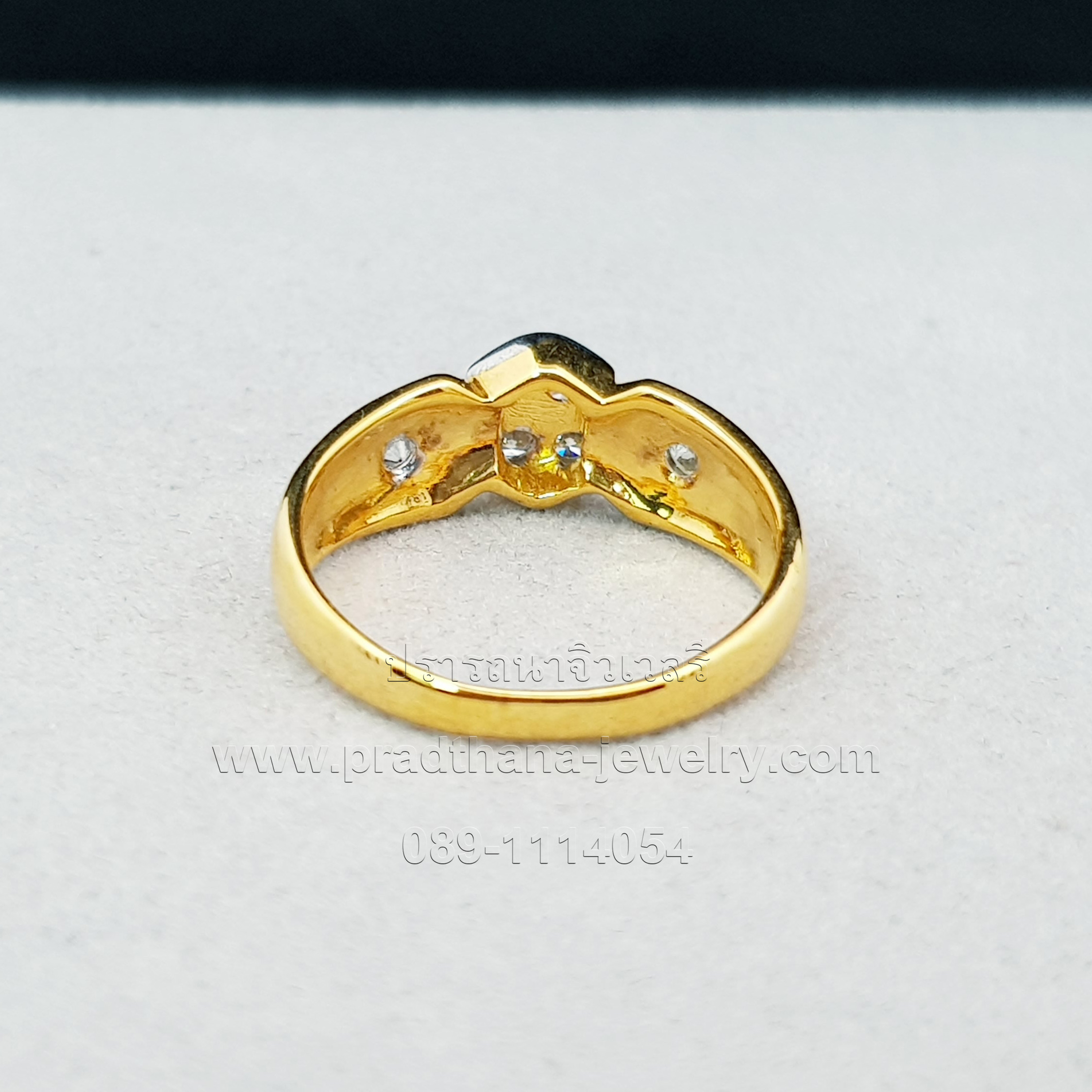 แหวนเพชรกระจุกกลางบ่าเพชร