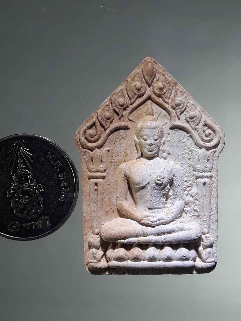 รหัสสินค้า พระเนื้อดิน ผง ว่าน 10429 พระขุนแผนซุ้มเรือนแก้ว รุ่นสร้างพระธาตุเจ้ารัตตวาปีศรีภูเพียง วัดหนองแดง ภูเพียง นครน่าน สร้างปี 2565 องค์นี้แช่น้ำมนต์