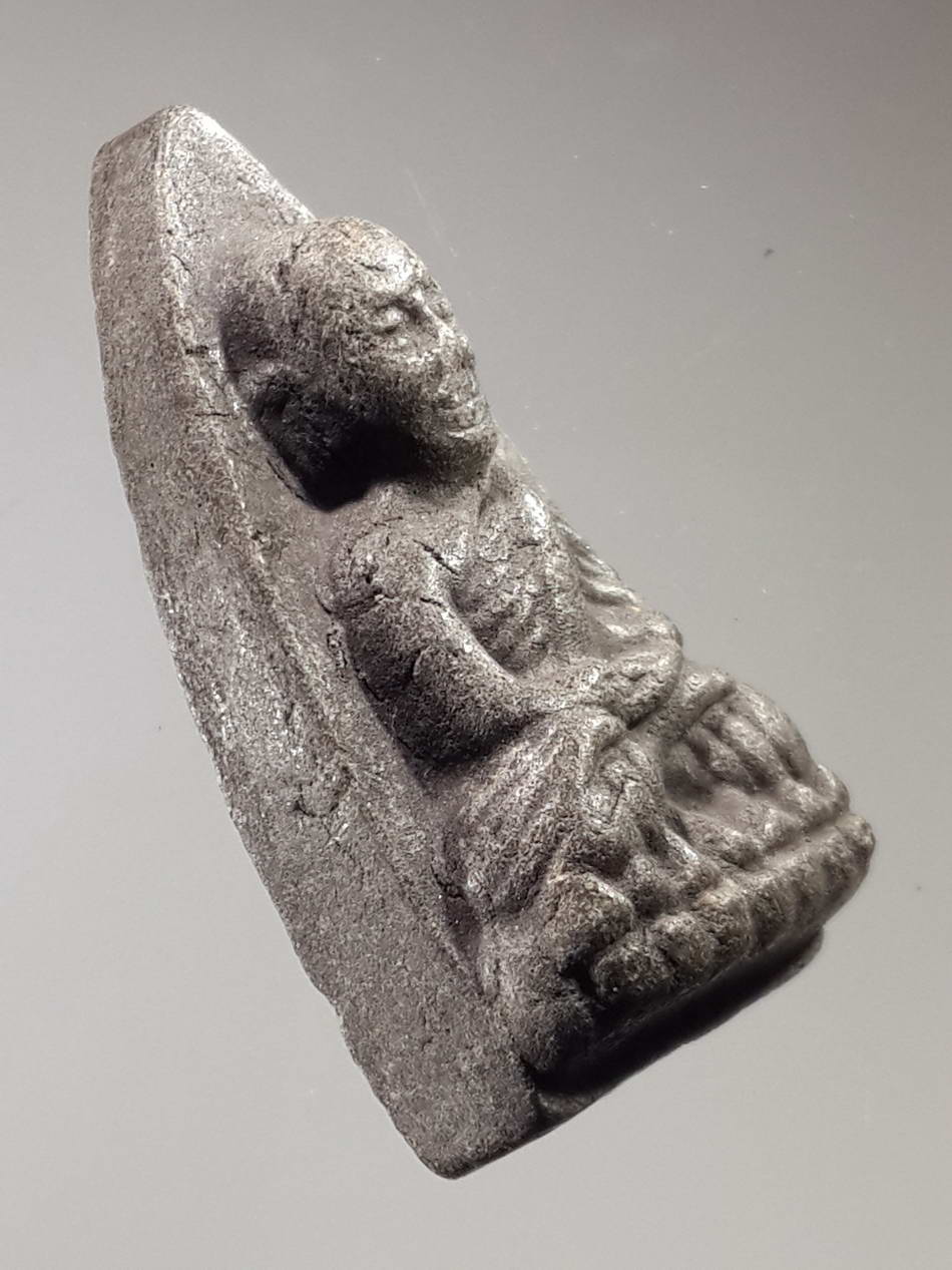 รหัสสินค้า หลวงปู่ทวด วัดต่างๆ 287 หลวงปู่ทวด วัดช้างให้ จังหวัดปัตตานี เนื้อว่าน พิมพ์เตารีด หลังตัวหนังสือจม ไม่ทราบปีที่สร้าง