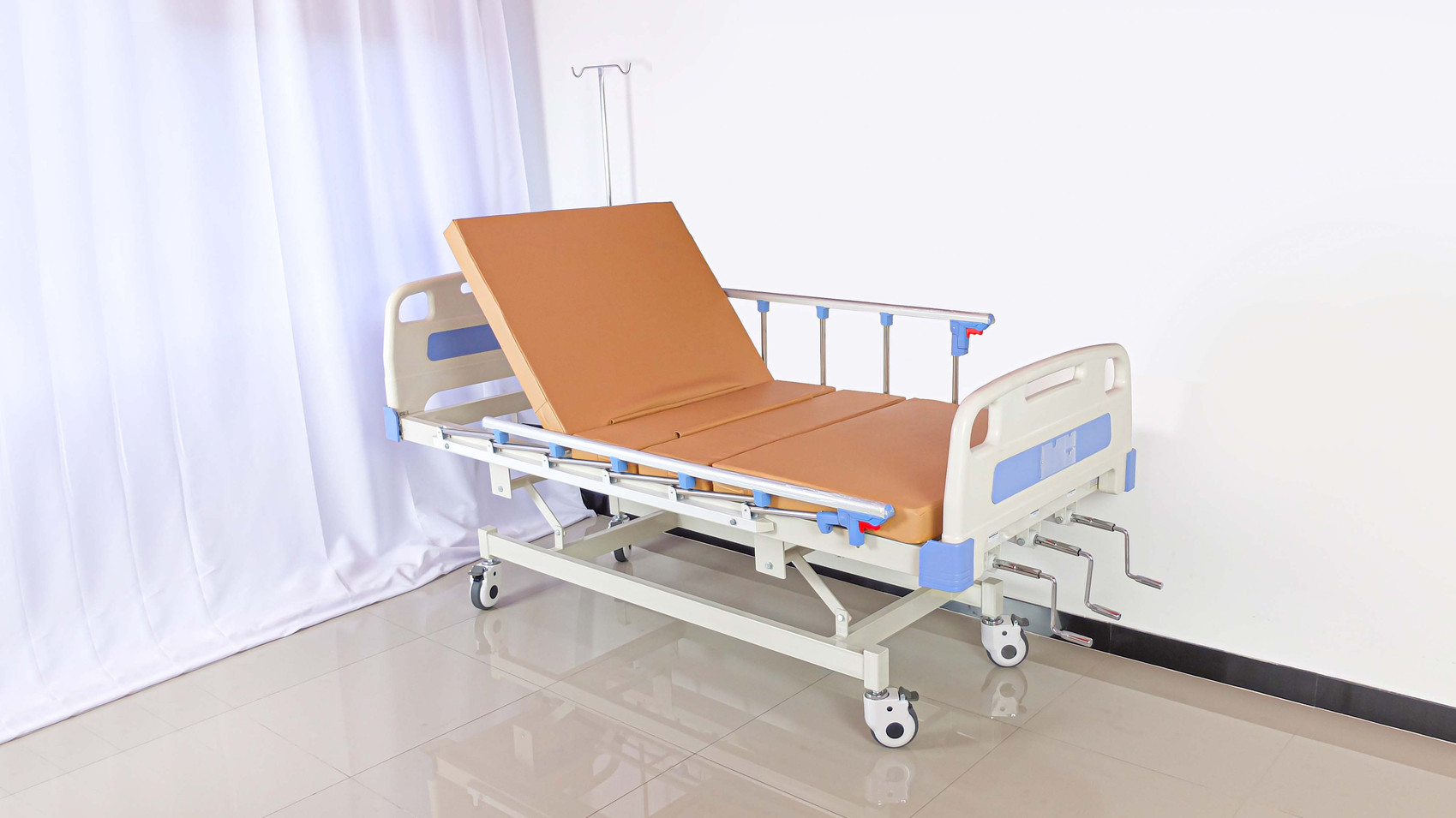 เตียงผู้ป่วย 3 ไกร์ รุ่น PS13A มือหมุน หัว-ท้าย ABS ราวสไลท์ พื้นเหล็กแนวขวาง + ที่นอน 4 ตอน + เสาน้ำเกลือ รับประกัน 1 ปี