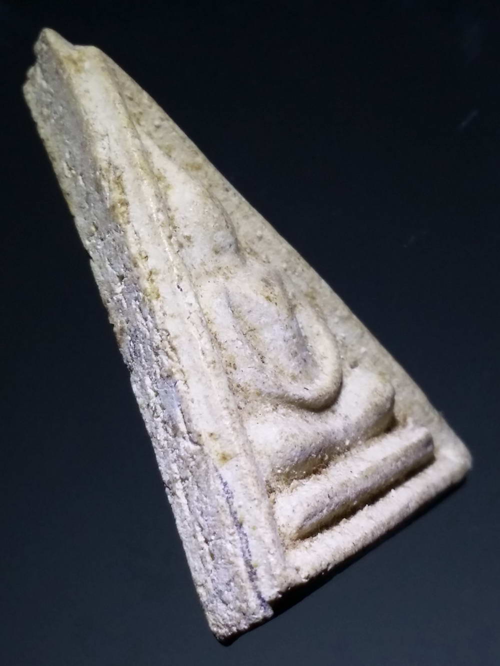 รหัสสินค้า พระไม่ทราบที่ 212 พระสมเด็จเนื้อผงพิมพ์สามเหลี่ยม เนื้อหาเก่า มีอายุ ไม่ทราบที่