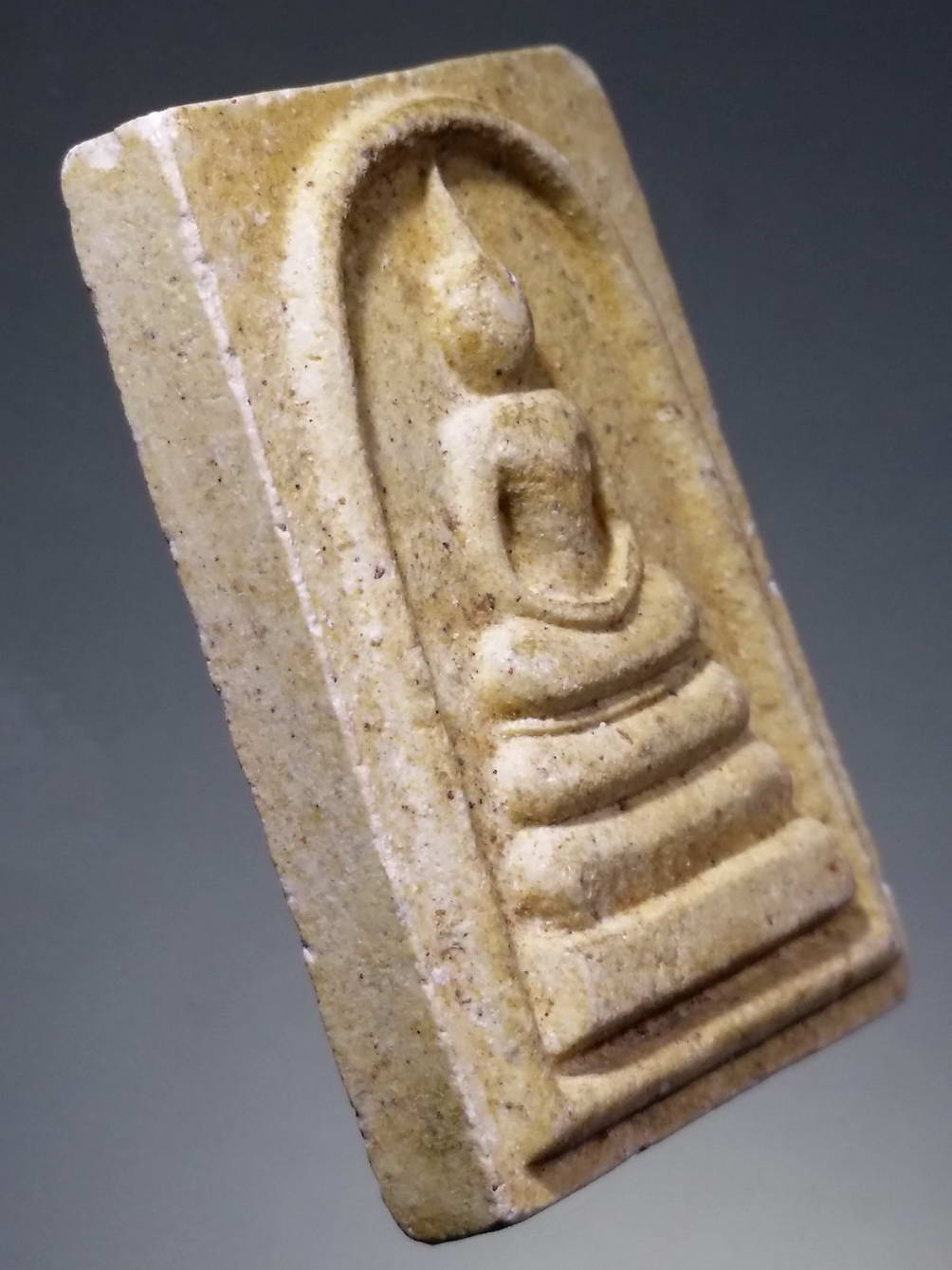 รหัสสินค้า พระไม่ทราบที่ 252 พระสมเด็จเนื้อผง หลังตราสัญลักษณ์ พระราชพิธีกาญจนาภิเษก สร้างปี 2539 ไม่ทราบวัดที่สร้าง