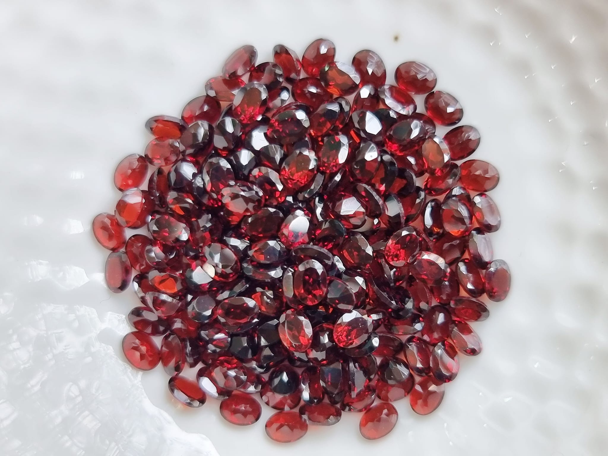 โกเมนไข่ 4x3 mm. 5 กะรัต