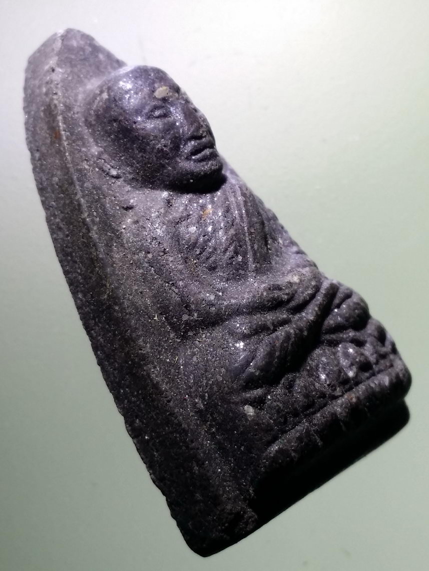 รหัสสินค้า หลวงปู่ทวด วัดต่างๆ 565 หลวงปู่ทวดเนื้อว่าน หลังเรียบ ผสมแร่เกาะล้าน ไม่ทราบที่ พระองค์นี้ท่าตะแคงส่องในมุม 45 องศา จะเห็นแวววาวระยิบระยับ เนื่องจากผสมแร่เกาะล้าน