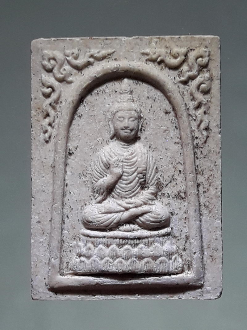 รหัสสินค้า พระเนื้อดิน ผง ว่าน 10285 พระพุทธเนื้อผงปางประทานพร หลังกงล้อธรรมจักร ชมรมเสียงชาวพุทธ สร้างปี 2535 ขนาดเทียบกับเหรียญบาท