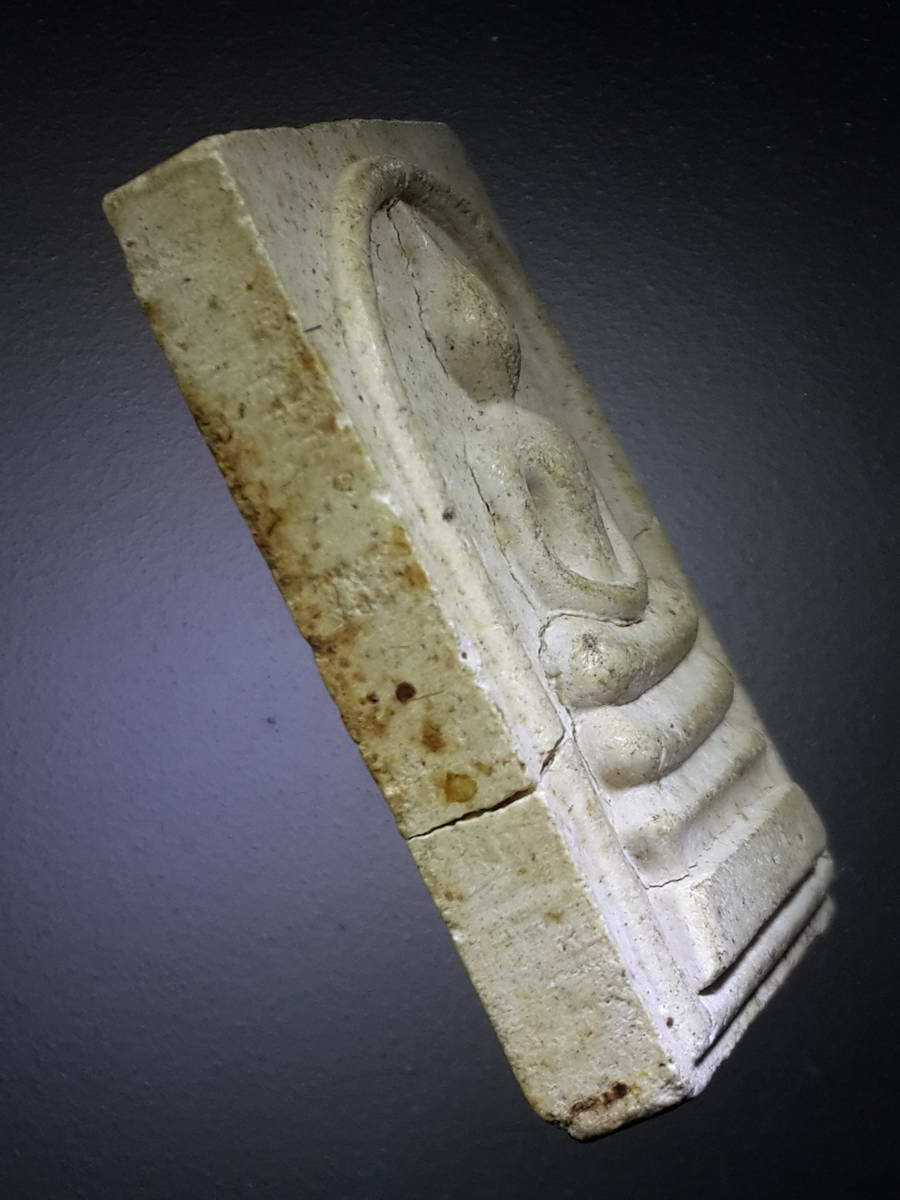 รหัสสินค้า พระสมเด็จ วัดต่างๆ 908 พระสมเด็จเนื้อผงหลวงปู่โทน วัดเขาน้อยคีรีวัน อำเภอบ้านบึง จังหวัดชลบุรี พระมีรอยรานทางด้านหน้า พิจารณาก่อนเช่าบูชานะครับ